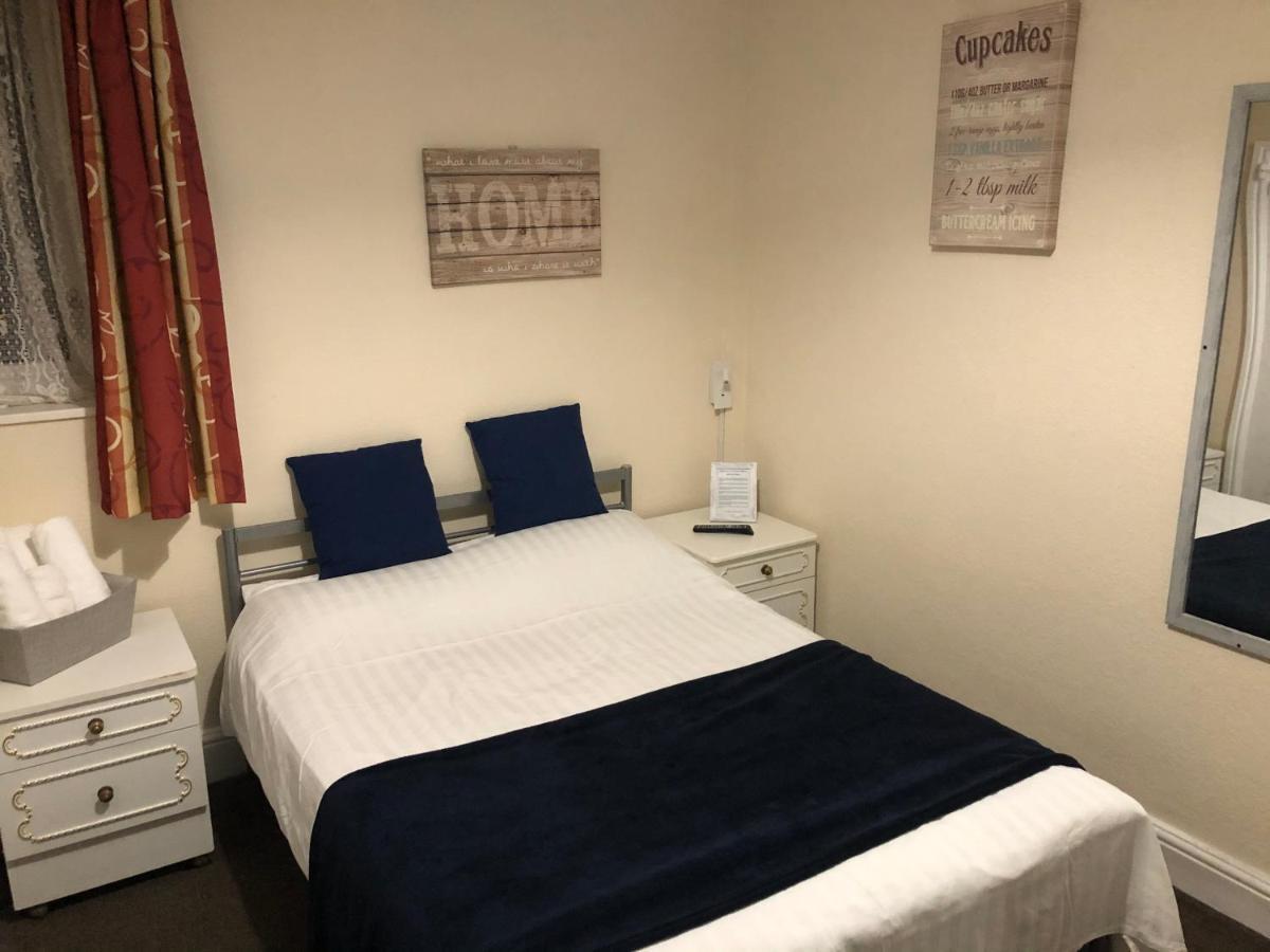 Victoria House - Self Catering Quiet Guesthouse - Adult Singles And Couples Only Blackpool Bagian luar foto