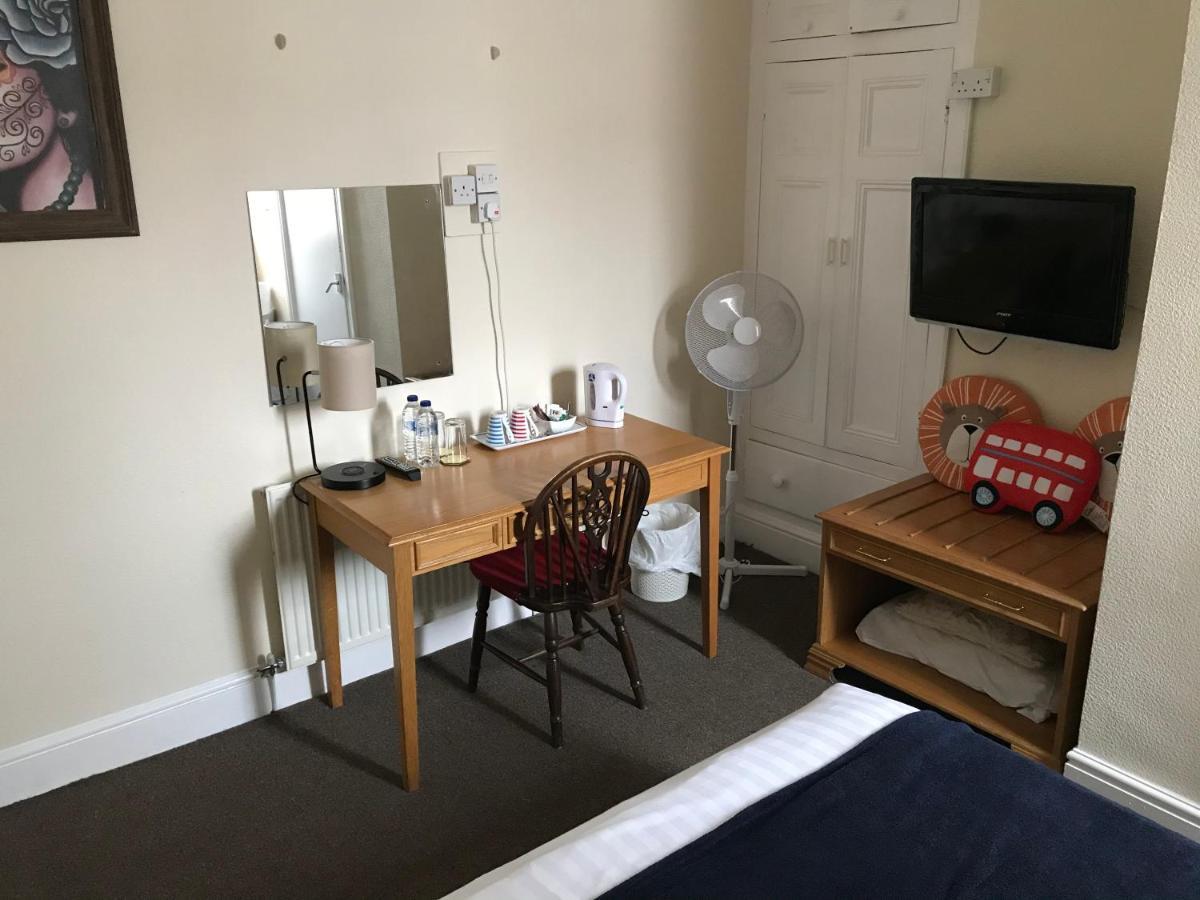 Victoria House - Self Catering Quiet Guesthouse - Adult Singles And Couples Only Blackpool Bagian luar foto