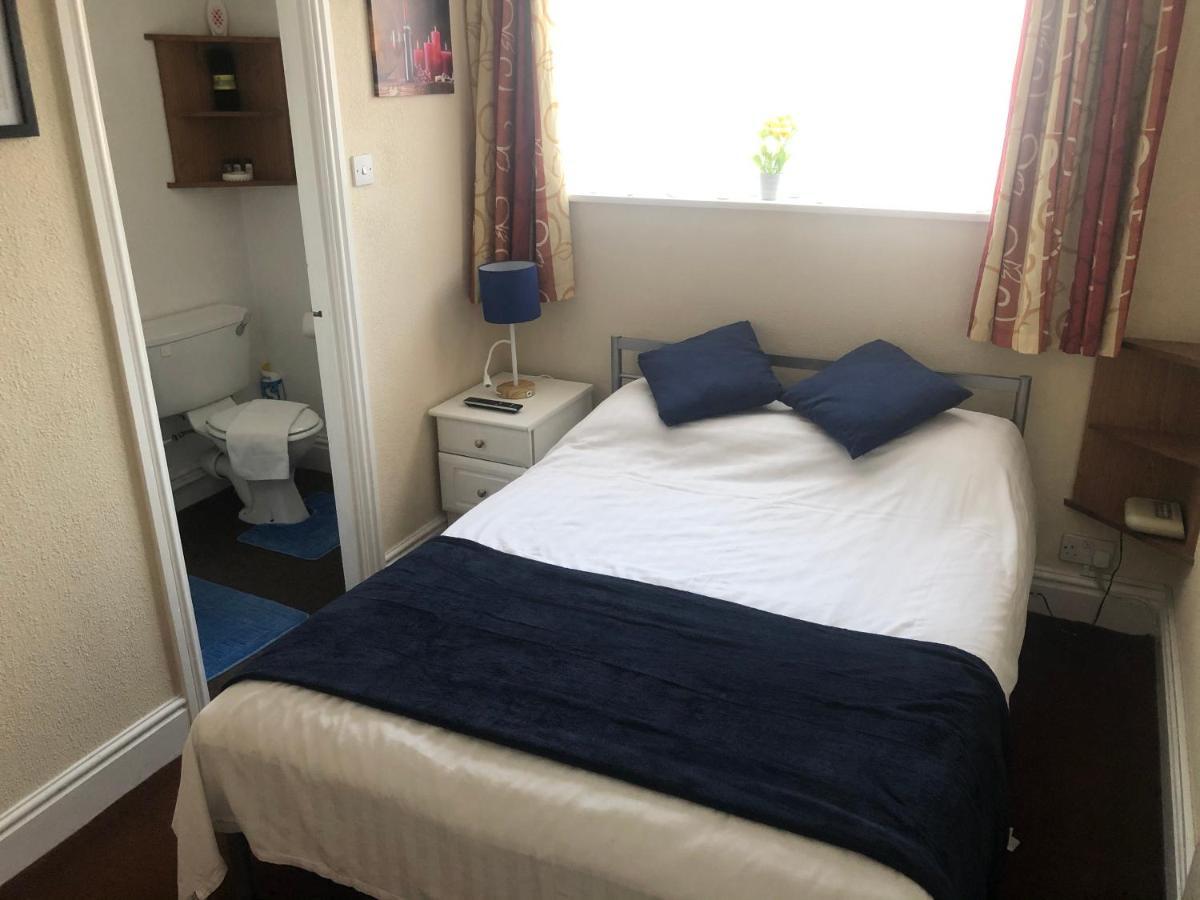 Victoria House - Self Catering Quiet Guesthouse - Adult Singles And Couples Only Blackpool Bagian luar foto