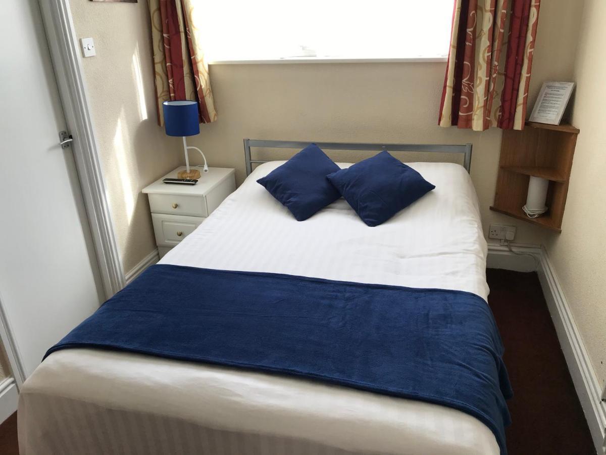 Victoria House - Self Catering Quiet Guesthouse - Adult Singles And Couples Only Blackpool Bagian luar foto