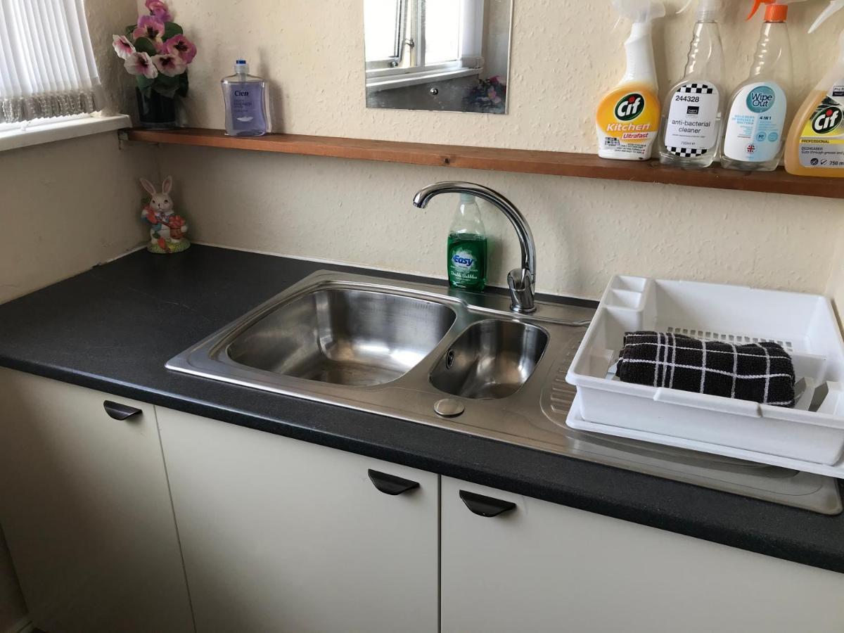 Victoria House - Self Catering Quiet Guesthouse - Adult Singles And Couples Only Blackpool Bagian luar foto