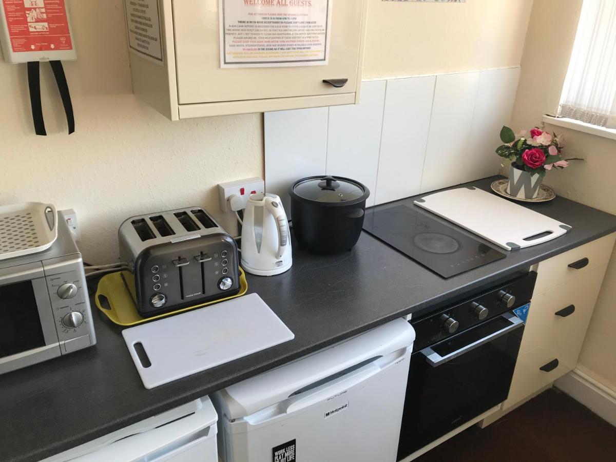 Victoria House - Self Catering Quiet Guesthouse - Adult Singles And Couples Only Blackpool Bagian luar foto