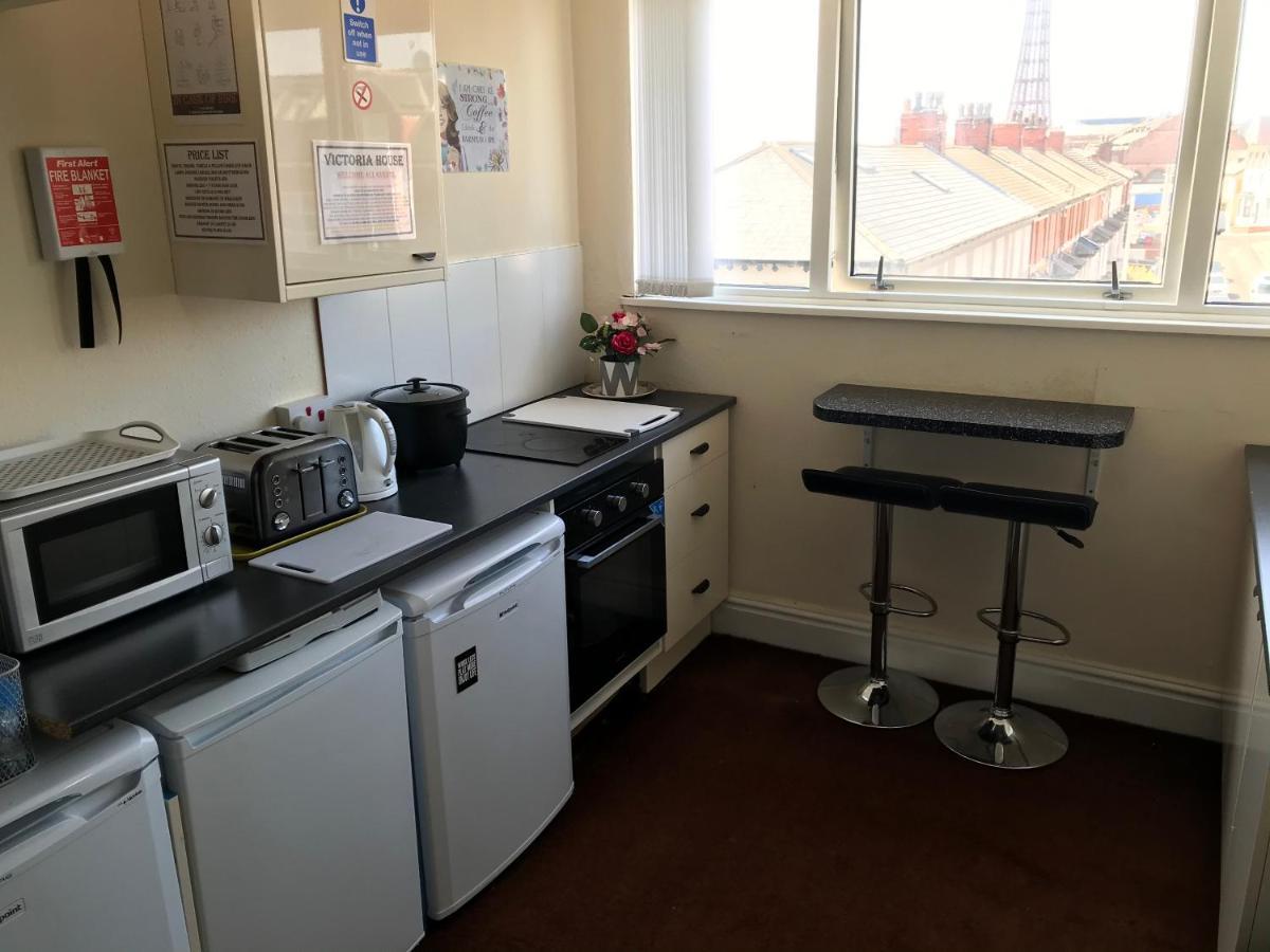 Victoria House - Self Catering Quiet Guesthouse - Adult Singles And Couples Only Blackpool Bagian luar foto