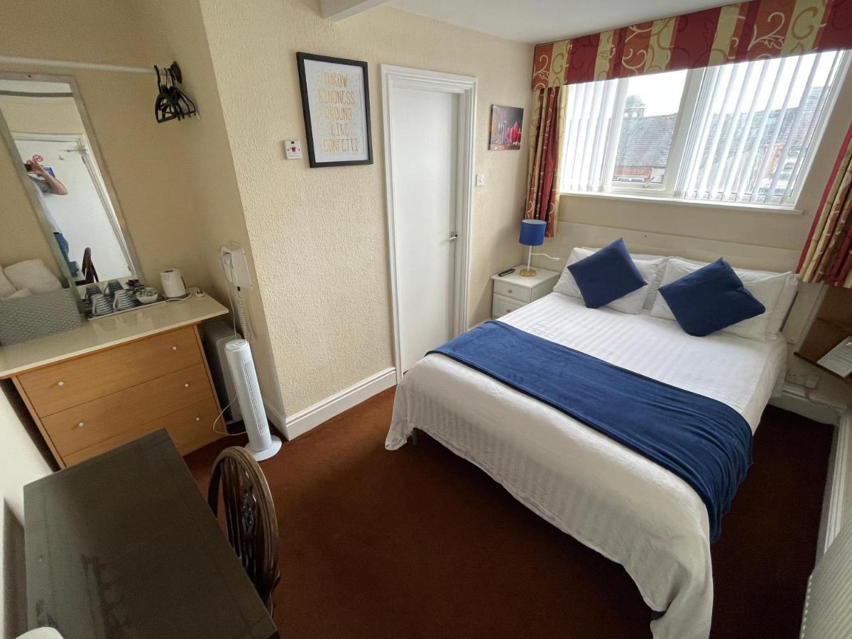 Victoria House - Self Catering Quiet Guesthouse - Adult Singles And Couples Only Blackpool Bagian luar foto