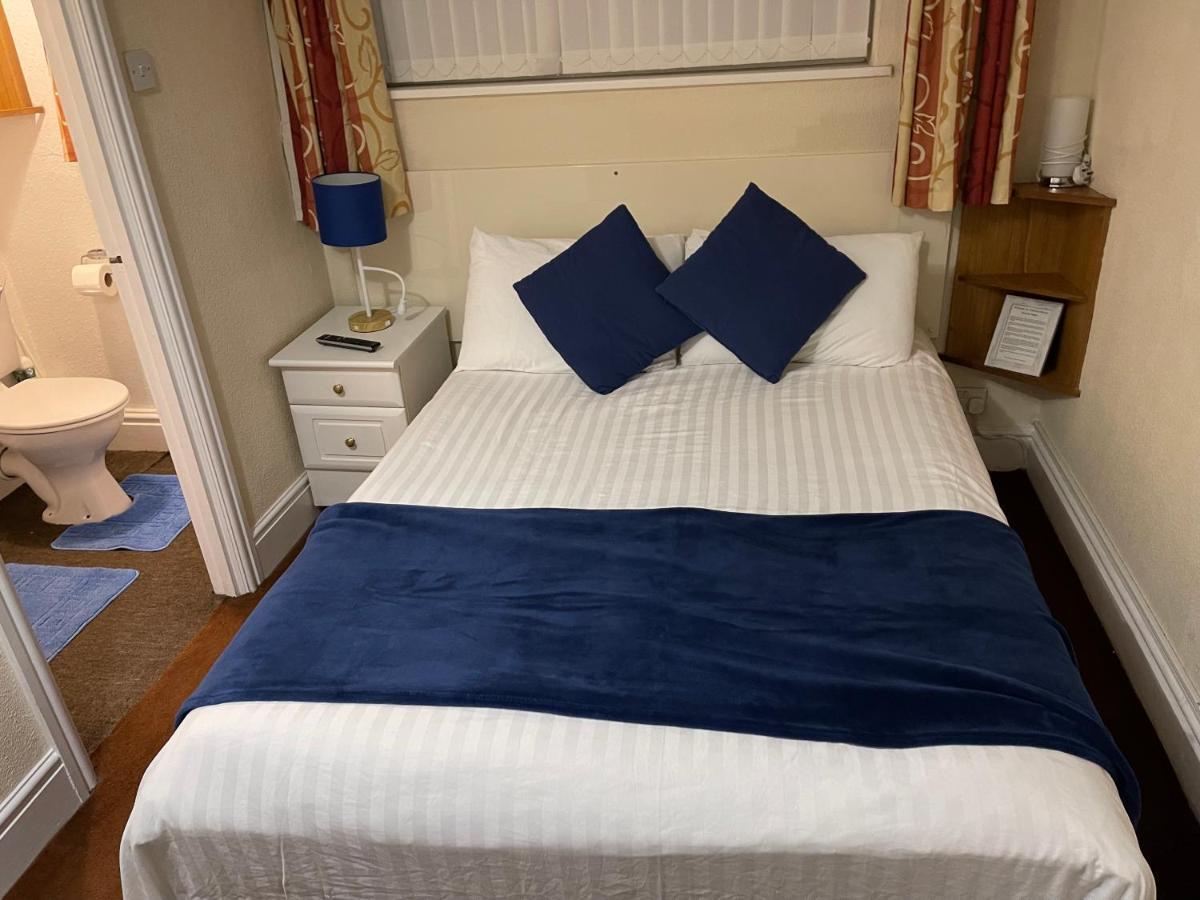 Victoria House - Self Catering Quiet Guesthouse - Adult Singles And Couples Only Blackpool Bagian luar foto