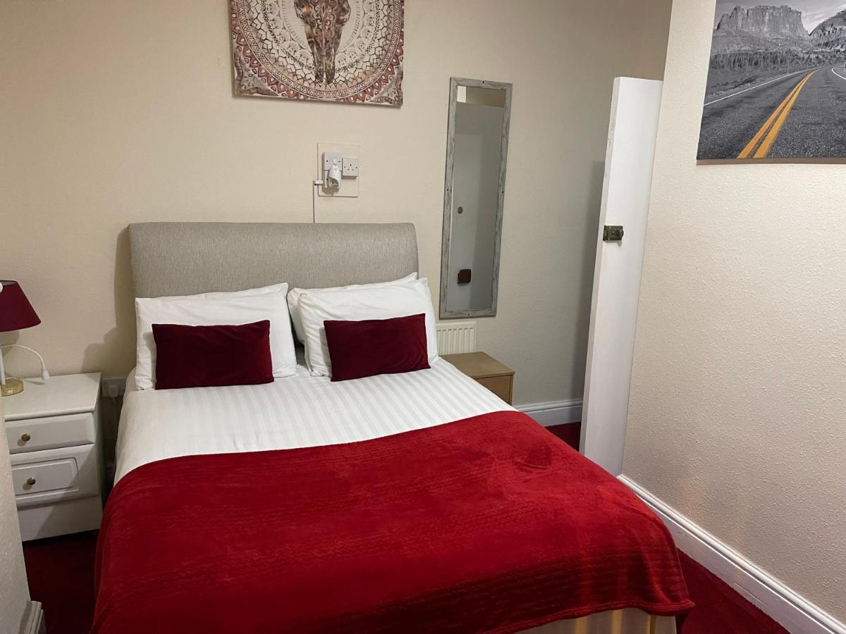 Victoria House - Self Catering Quiet Guesthouse - Adult Singles And Couples Only Blackpool Bagian luar foto