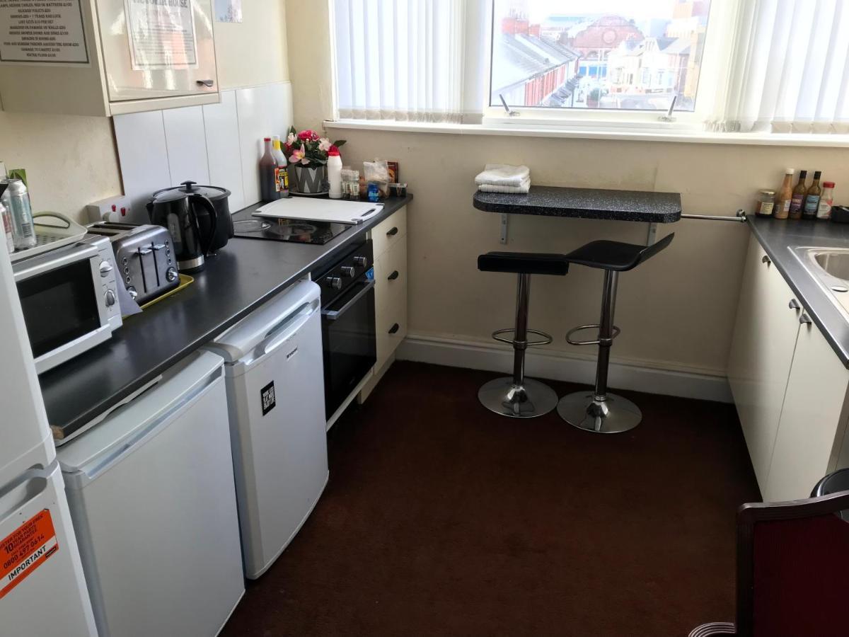 Victoria House - Self Catering Quiet Guesthouse - Adult Singles And Couples Only Blackpool Bagian luar foto