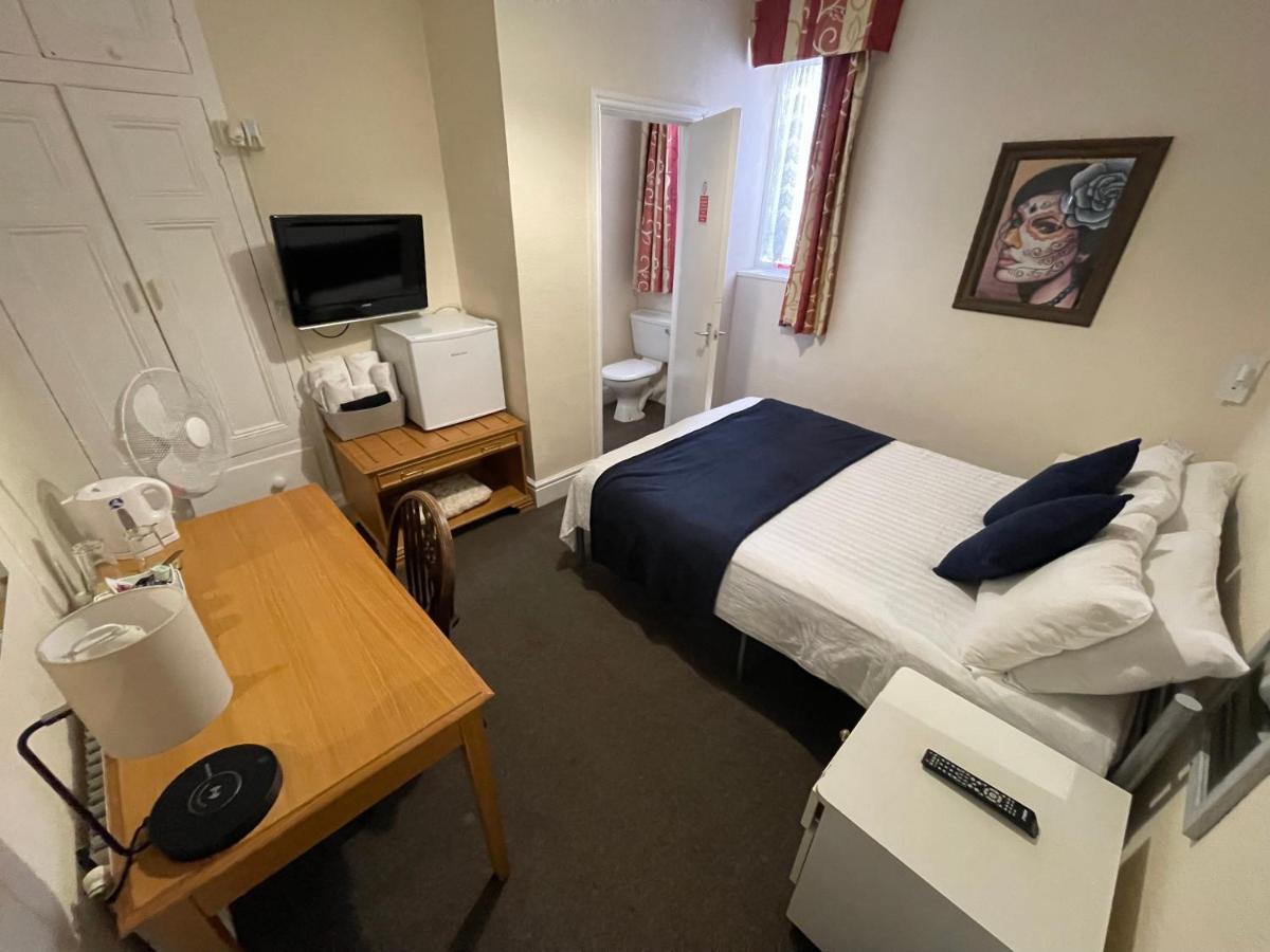 Victoria House - Self Catering Quiet Guesthouse - Adult Singles And Couples Only Blackpool Bagian luar foto