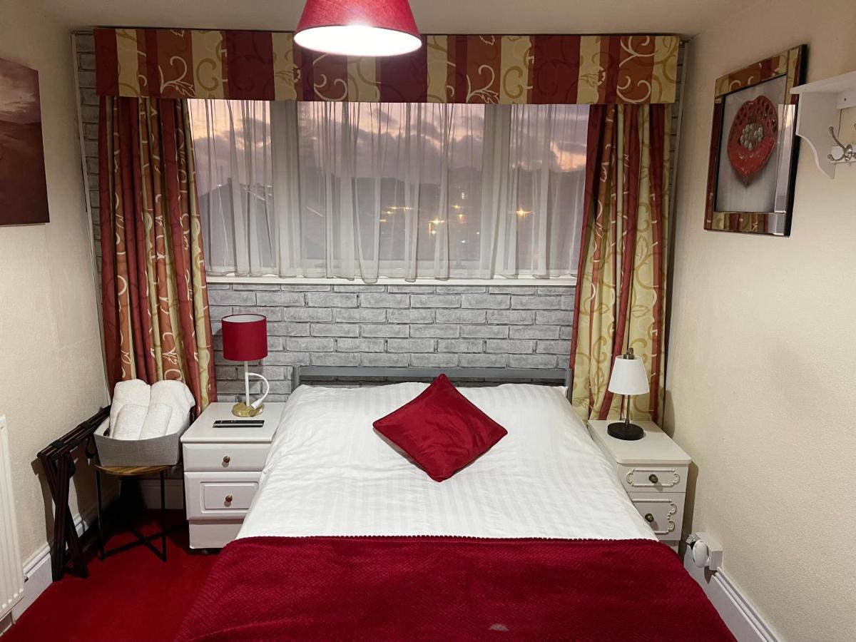 Victoria House - Self Catering Quiet Guesthouse - Adult Singles And Couples Only Blackpool Bagian luar foto
