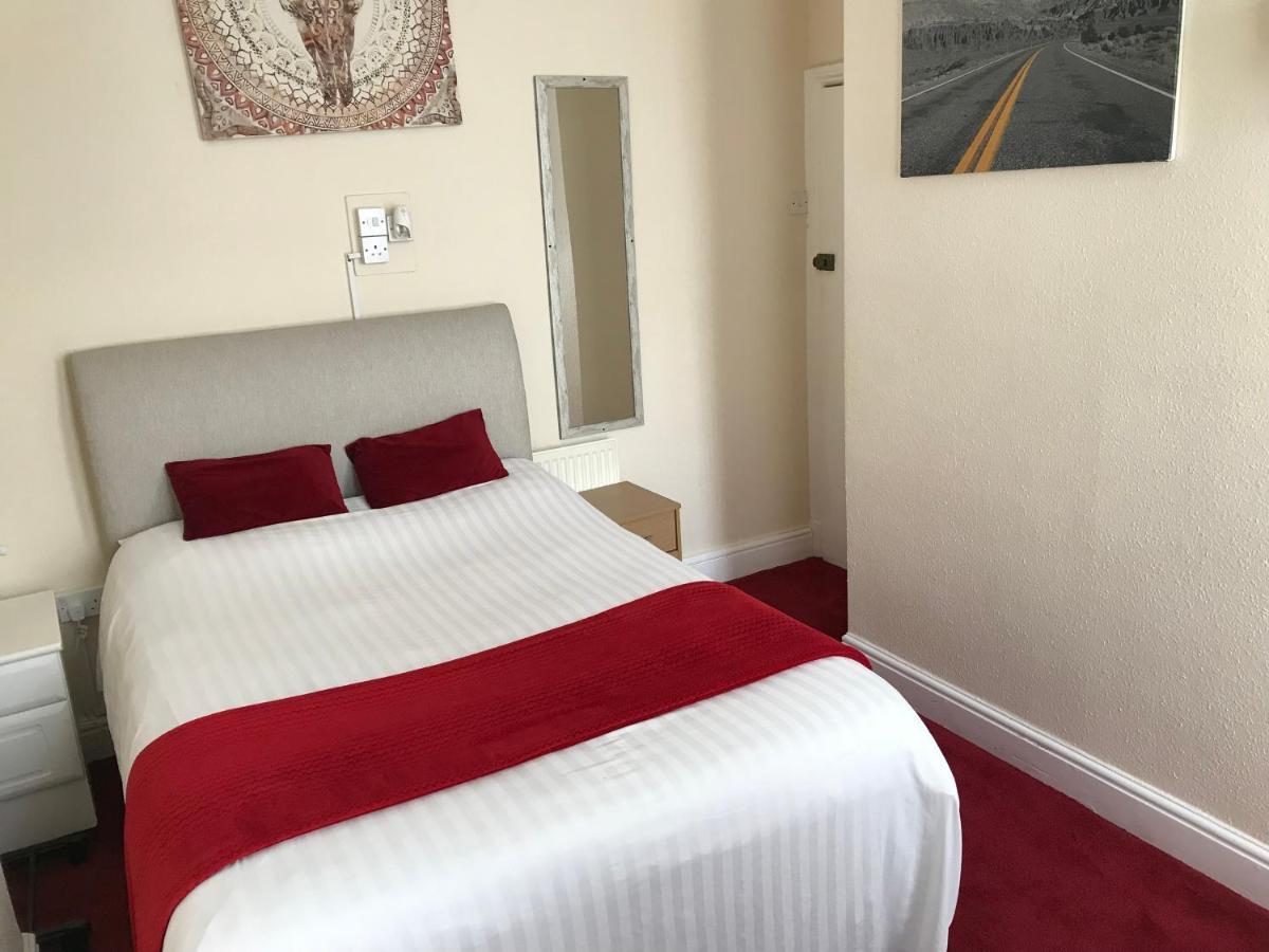 Victoria House - Self Catering Quiet Guesthouse - Adult Singles And Couples Only Blackpool Bagian luar foto