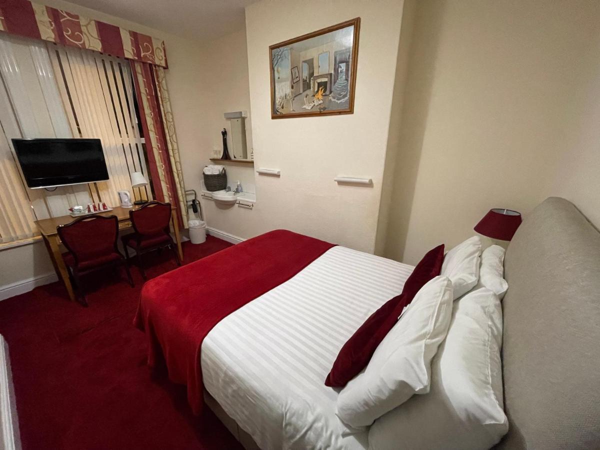 Victoria House - Self Catering Quiet Guesthouse - Adult Singles And Couples Only Blackpool Bagian luar foto