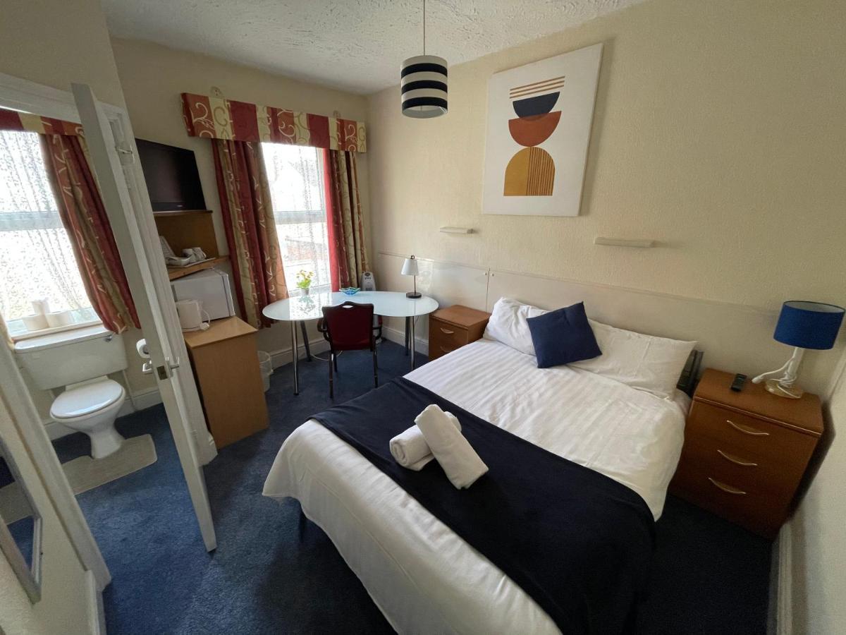 Victoria House - Self Catering Quiet Guesthouse - Adult Singles And Couples Only Blackpool Bagian luar foto