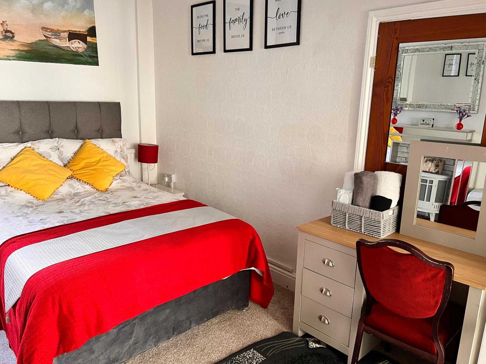 Victoria House - Self Catering Quiet Guesthouse - Adult Singles And Couples Only Blackpool Bagian luar foto