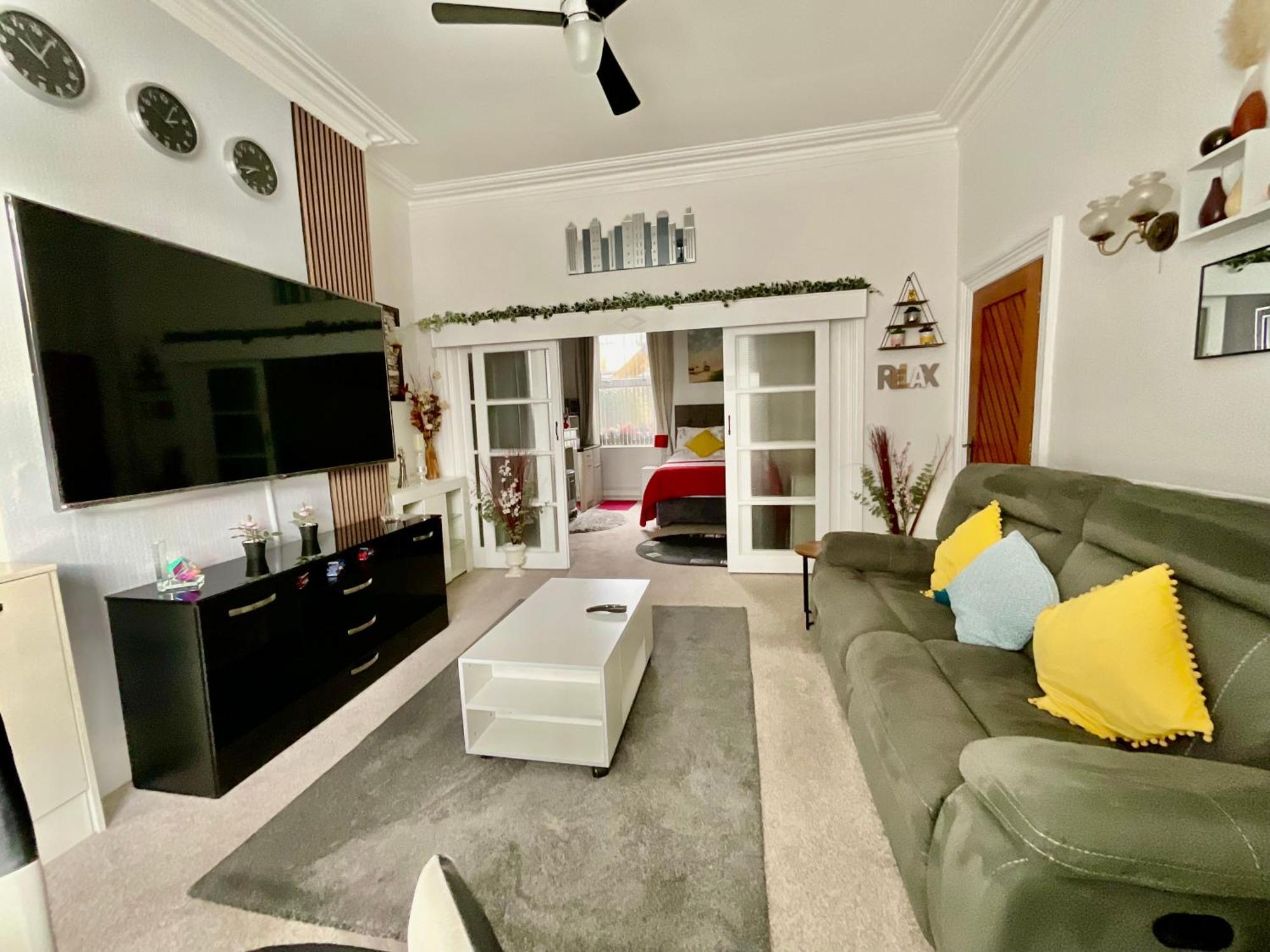 Victoria House - Self Catering Quiet Guesthouse - Adult Singles And Couples Only Blackpool Bagian luar foto