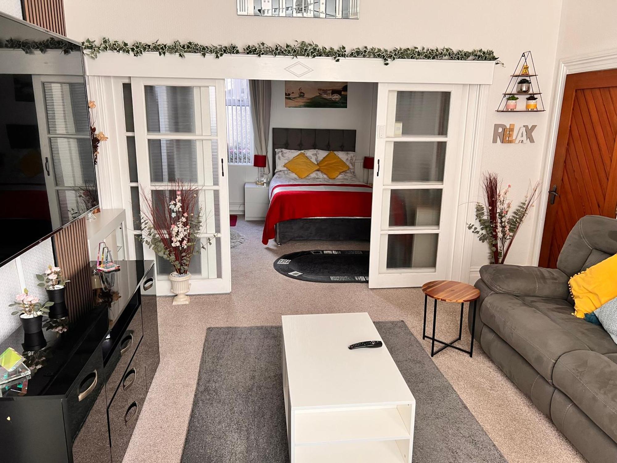 Victoria House - Self Catering Quiet Guesthouse - Adult Singles And Couples Only Blackpool Bagian luar foto