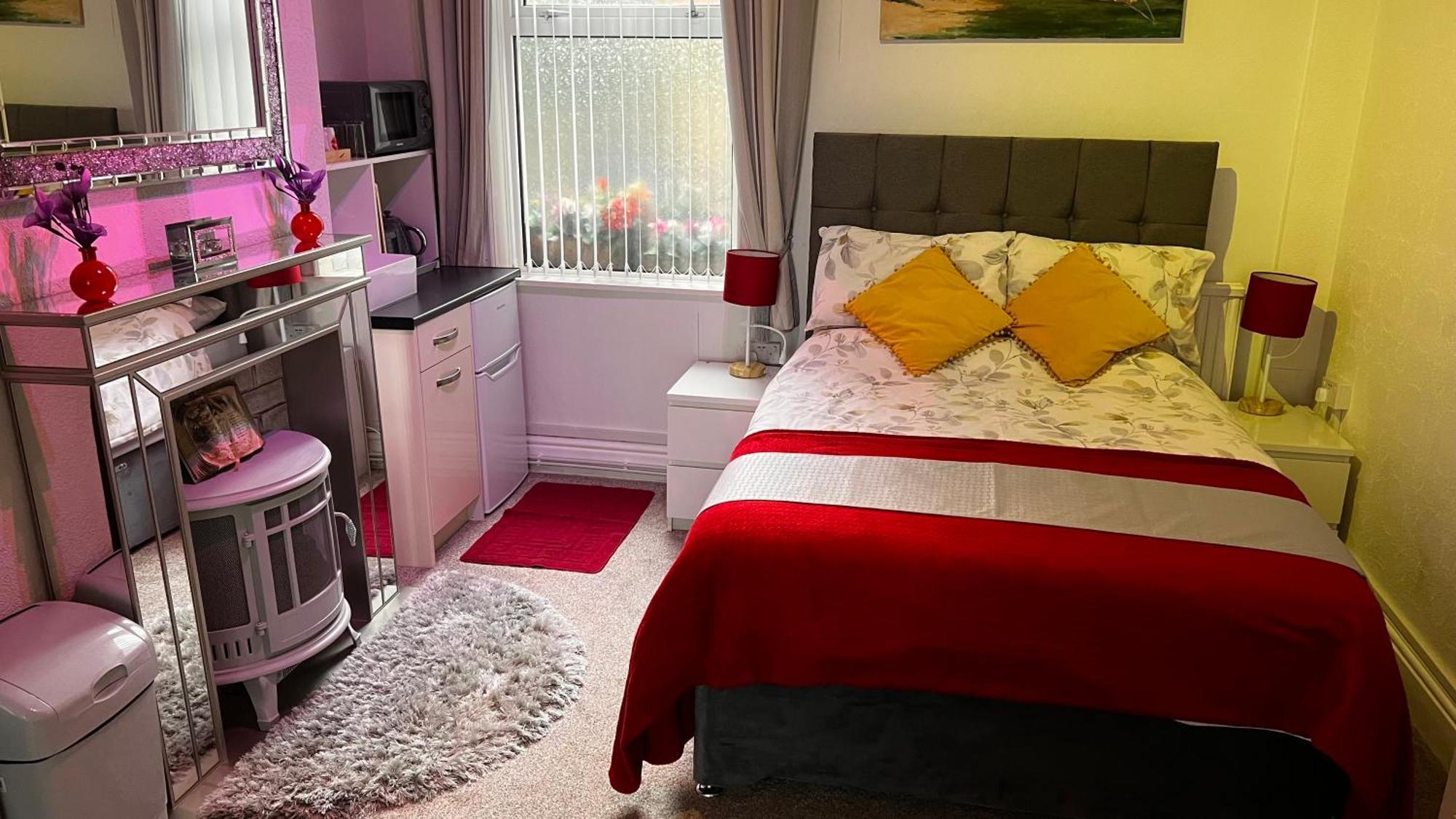 Victoria House - Self Catering Quiet Guesthouse - Adult Singles And Couples Only Blackpool Bagian luar foto
