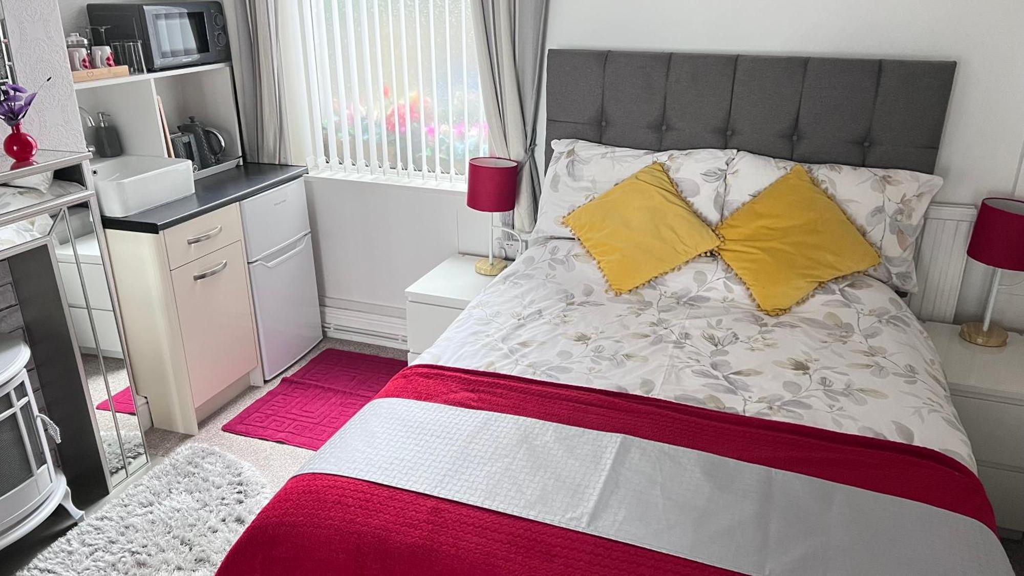 Victoria House - Self Catering Quiet Guesthouse - Adult Singles And Couples Only Blackpool Bagian luar foto