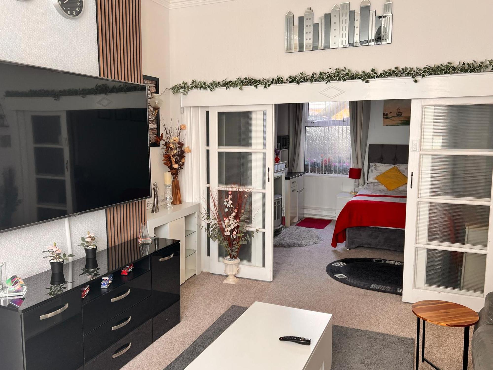 Victoria House - Self Catering Quiet Guesthouse - Adult Singles And Couples Only Blackpool Bagian luar foto