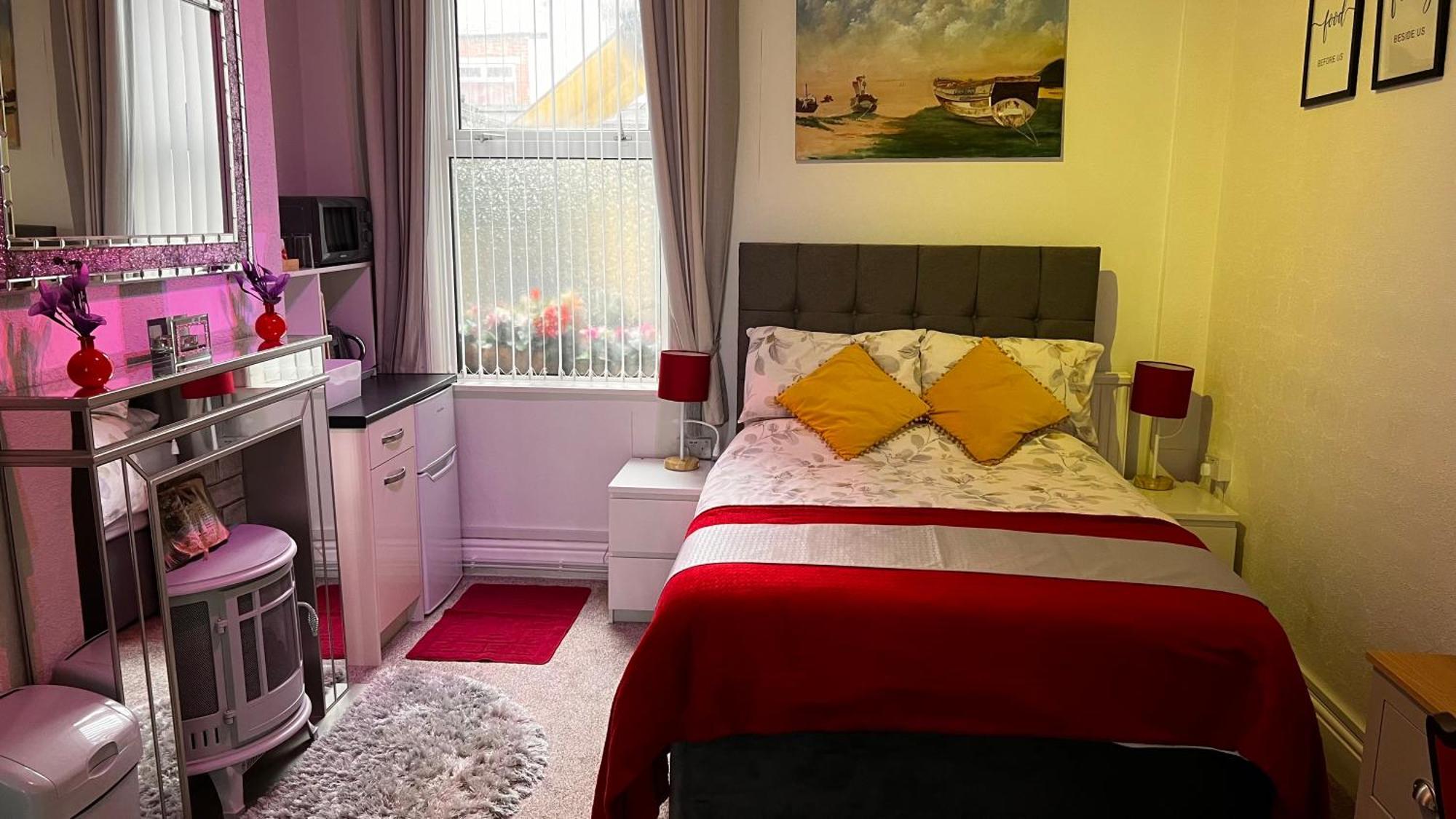 Victoria House - Self Catering Quiet Guesthouse - Adult Singles And Couples Only Blackpool Bagian luar foto