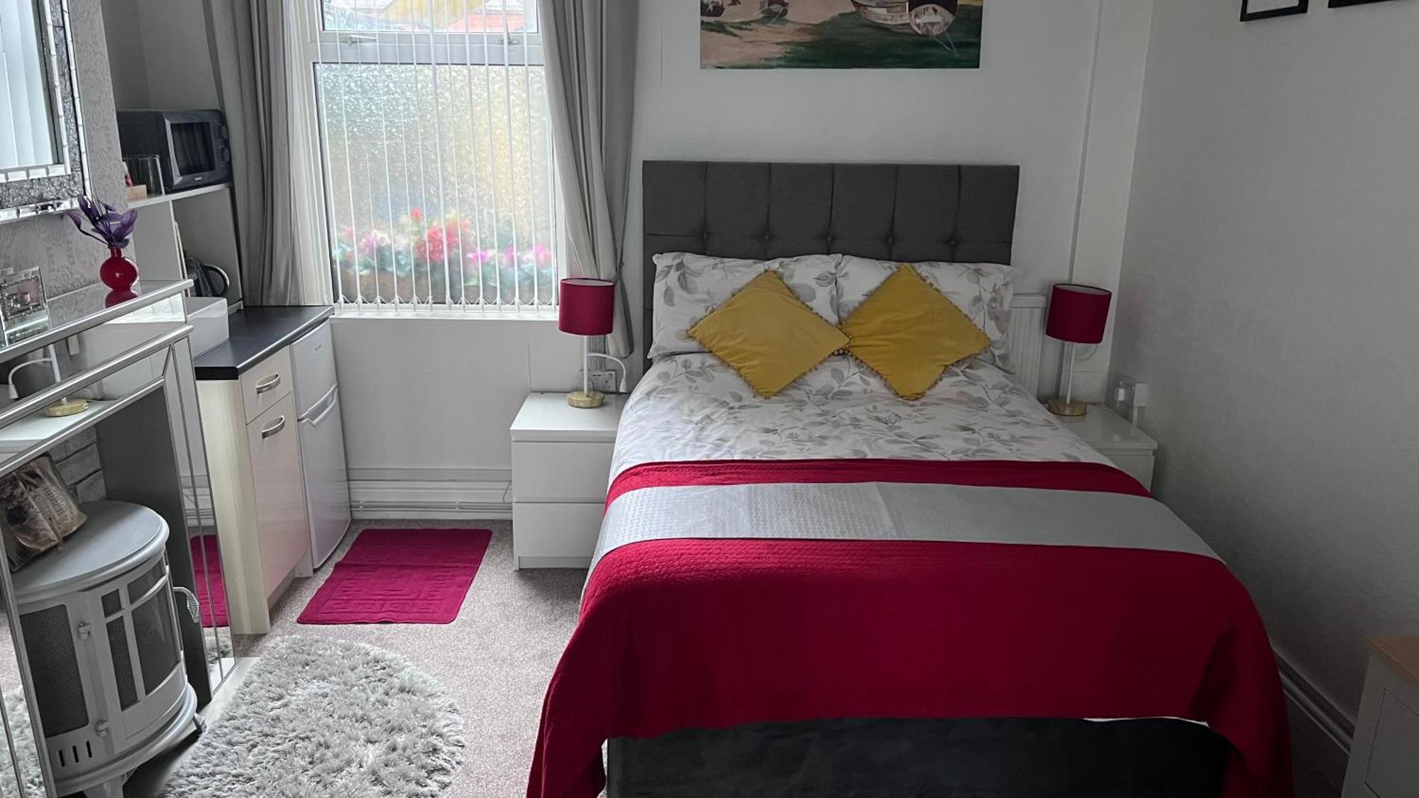 Victoria House - Self Catering Quiet Guesthouse - Adult Singles And Couples Only Blackpool Bagian luar foto