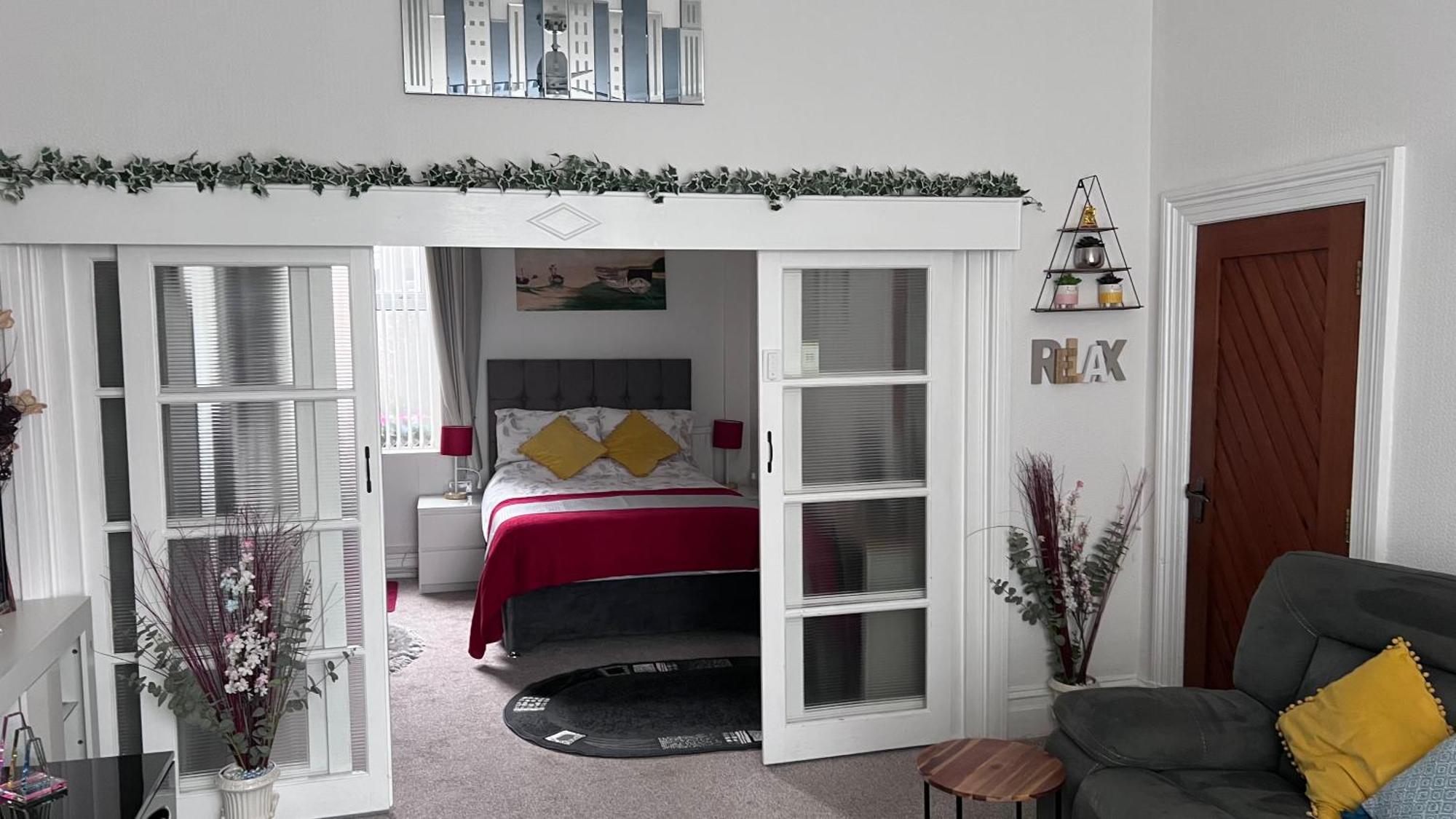 Victoria House - Self Catering Quiet Guesthouse - Adult Singles And Couples Only Blackpool Bagian luar foto