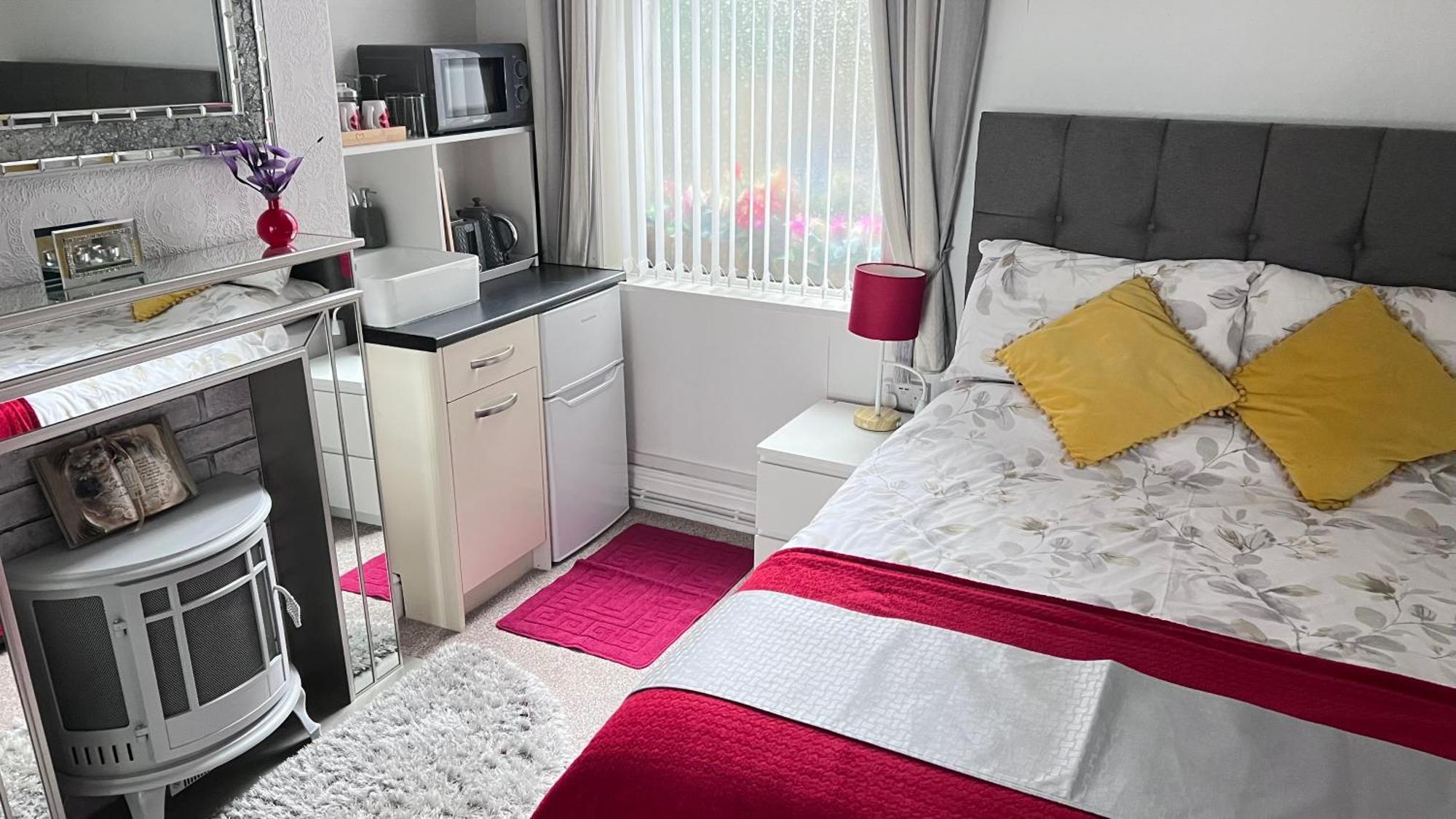 Victoria House - Self Catering Quiet Guesthouse - Adult Singles And Couples Only Blackpool Bagian luar foto