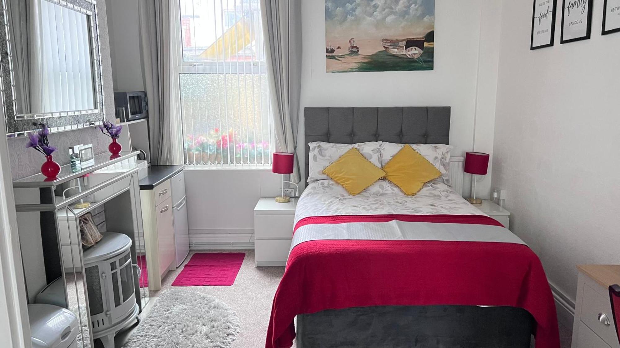 Victoria House - Self Catering Quiet Guesthouse - Adult Singles And Couples Only Blackpool Bagian luar foto