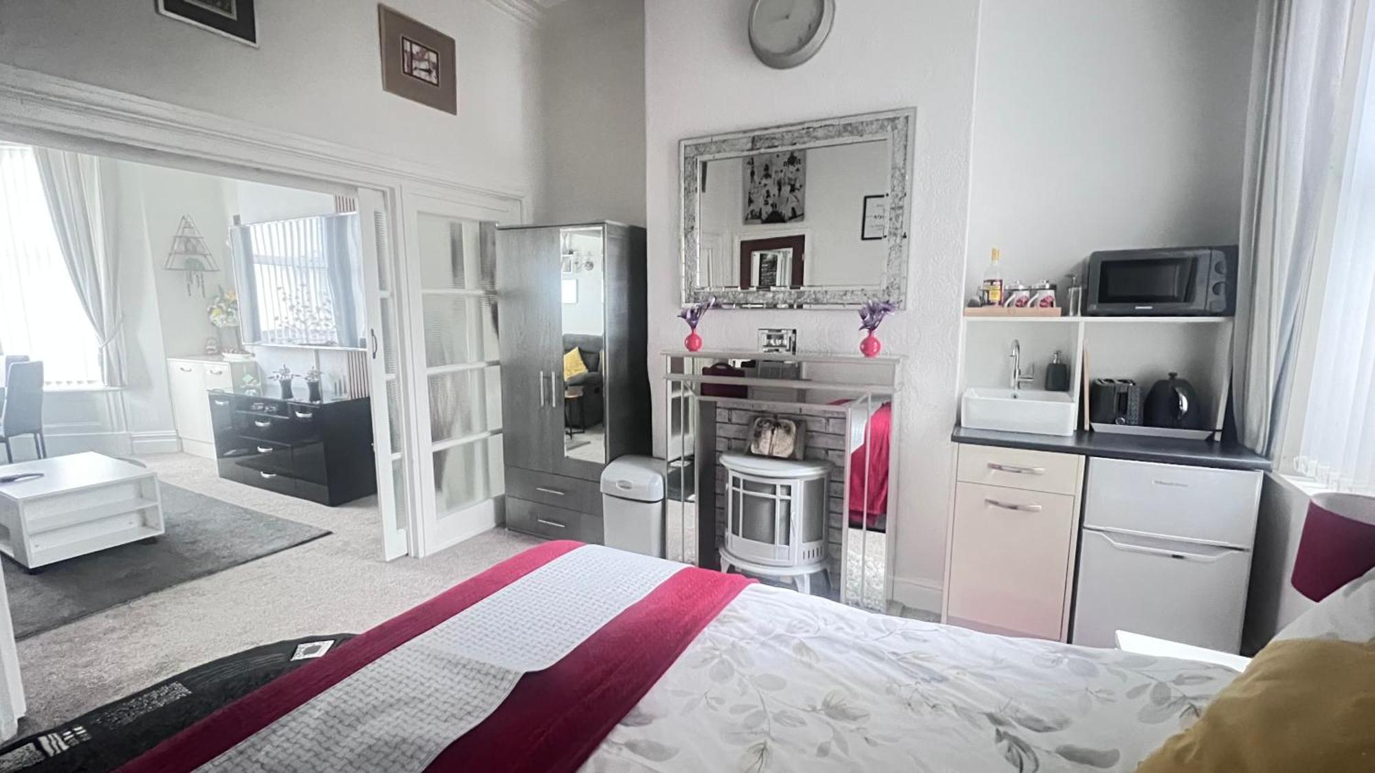 Victoria House - Self Catering Quiet Guesthouse - Adult Singles And Couples Only Blackpool Bagian luar foto