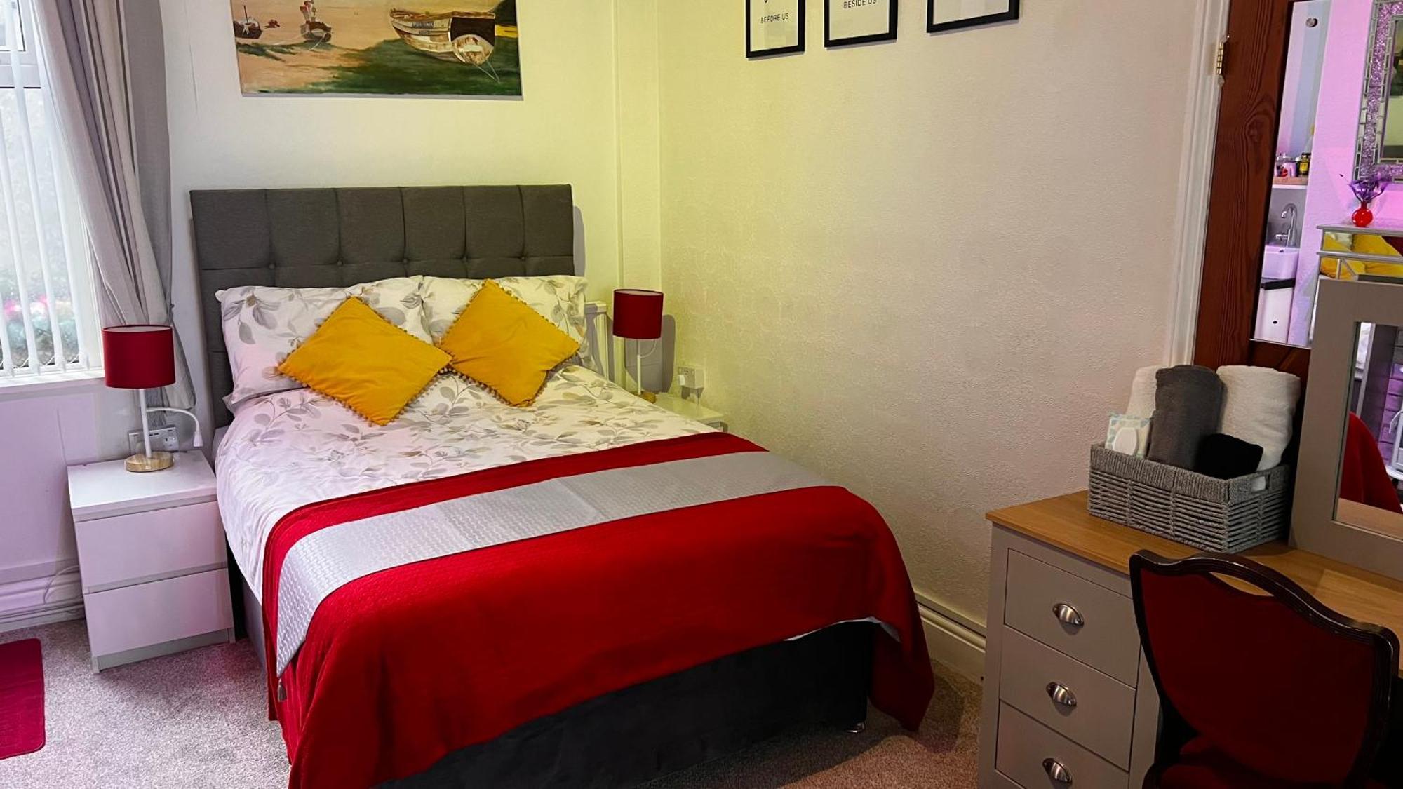 Victoria House - Self Catering Quiet Guesthouse - Adult Singles And Couples Only Blackpool Bagian luar foto