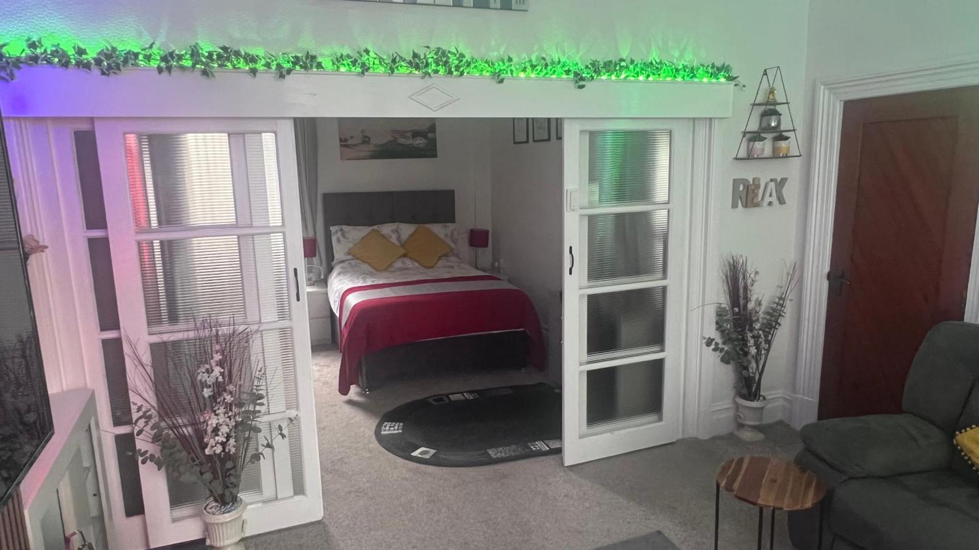 Victoria House - Self Catering Quiet Guesthouse - Adult Singles And Couples Only Blackpool Bagian luar foto