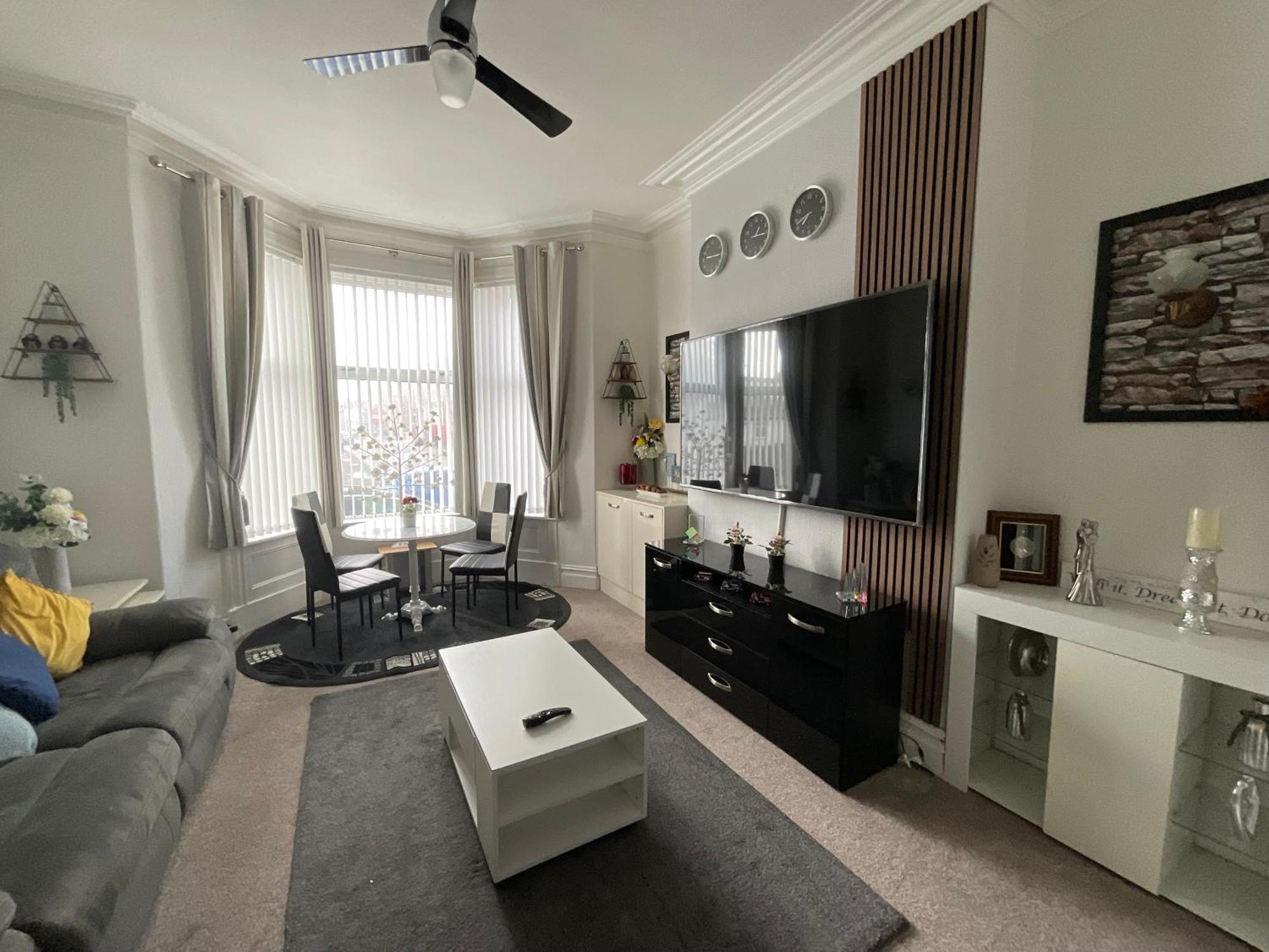Victoria House - Self Catering Quiet Guesthouse - Adult Singles And Couples Only Blackpool Bagian luar foto