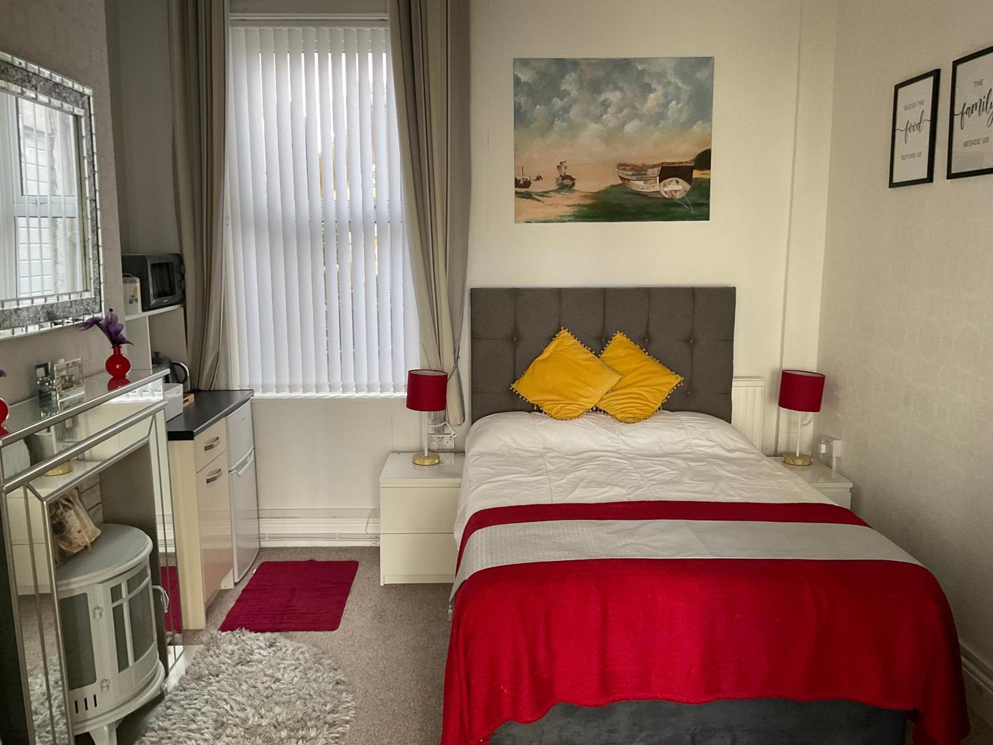 Victoria House - Self Catering Quiet Guesthouse - Adult Singles And Couples Only Blackpool Bagian luar foto