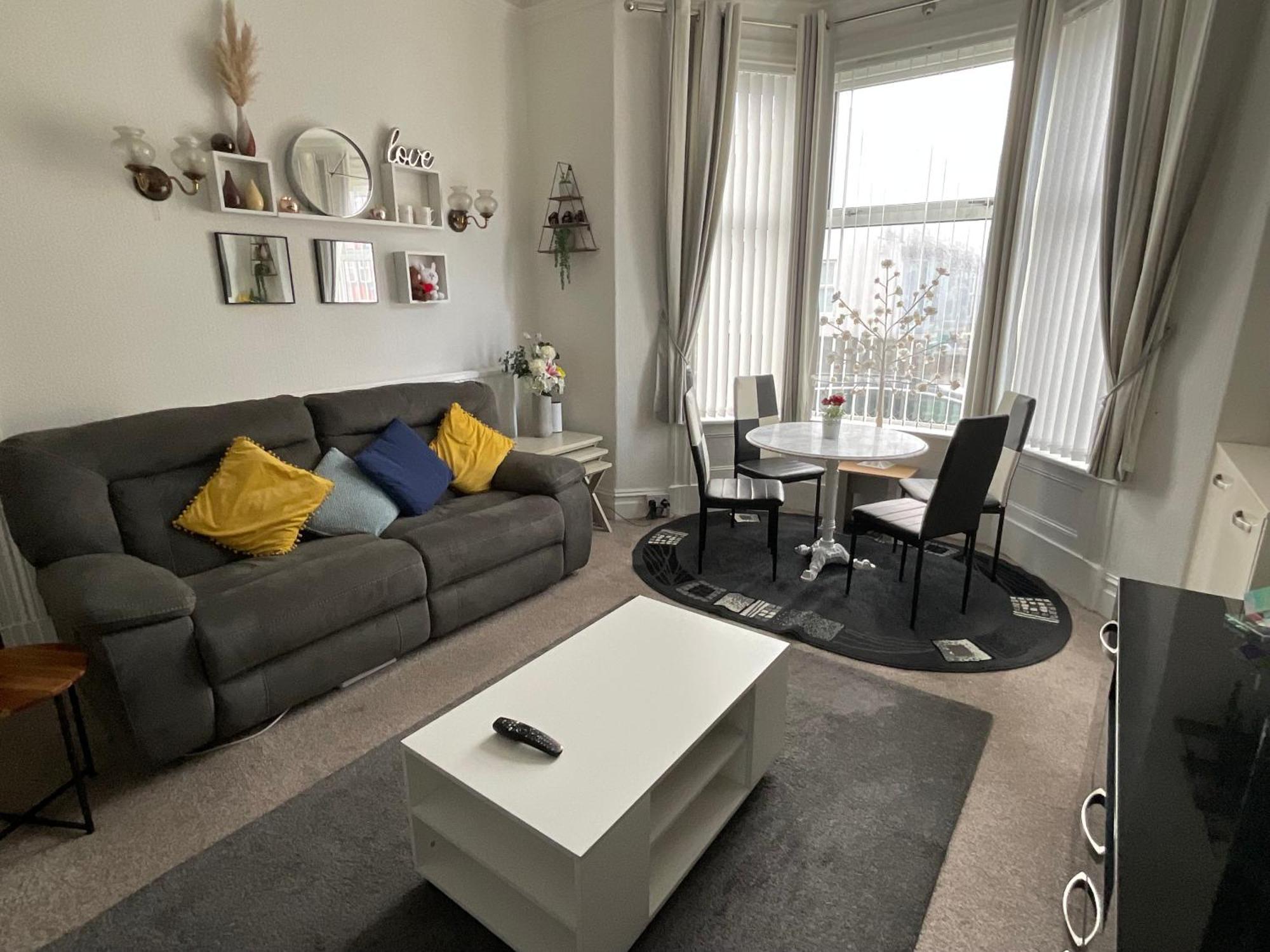 Victoria House - Self Catering Quiet Guesthouse - Adult Singles And Couples Only Blackpool Bagian luar foto