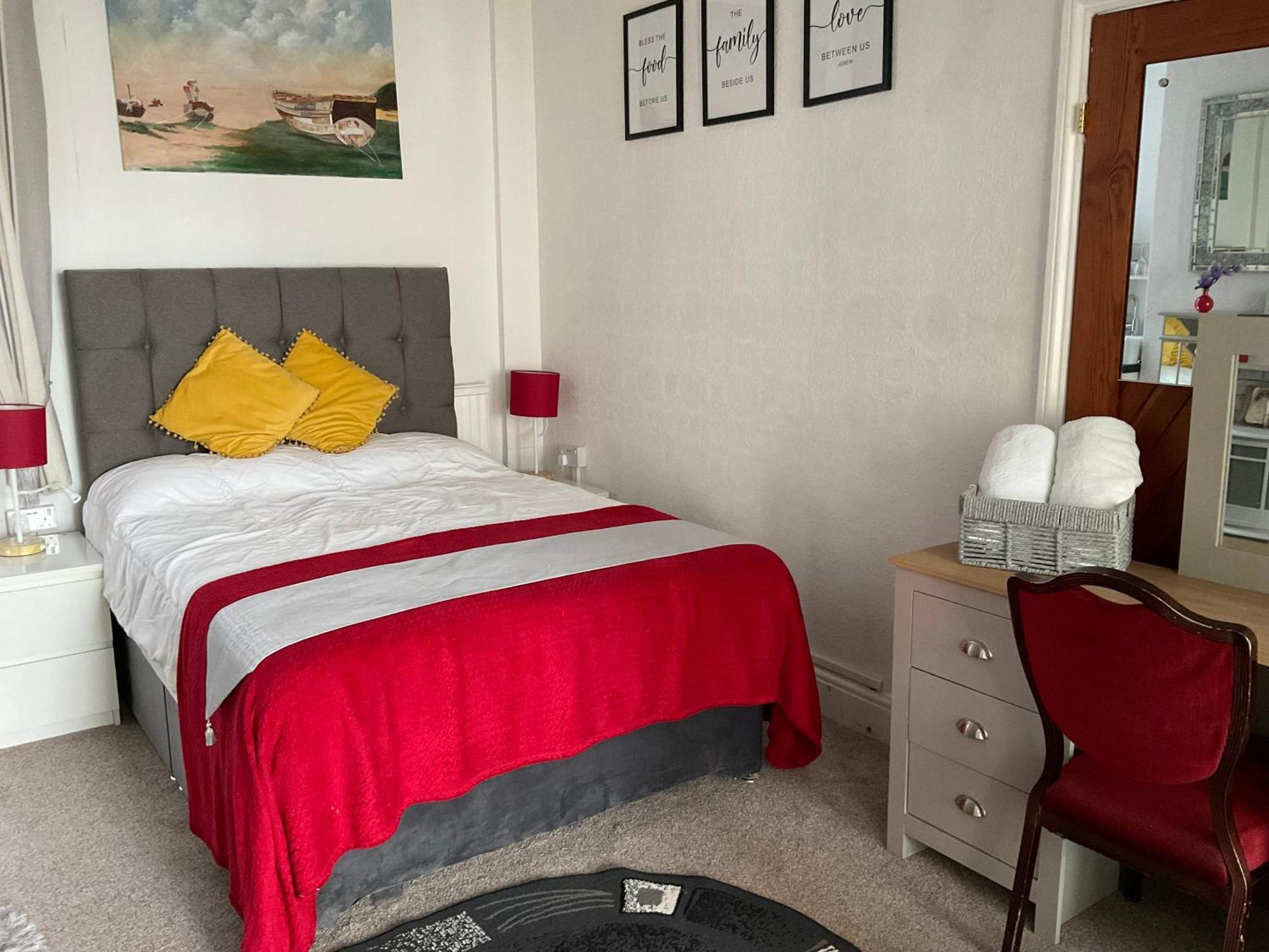 Victoria House - Self Catering Quiet Guesthouse - Adult Singles And Couples Only Blackpool Bagian luar foto