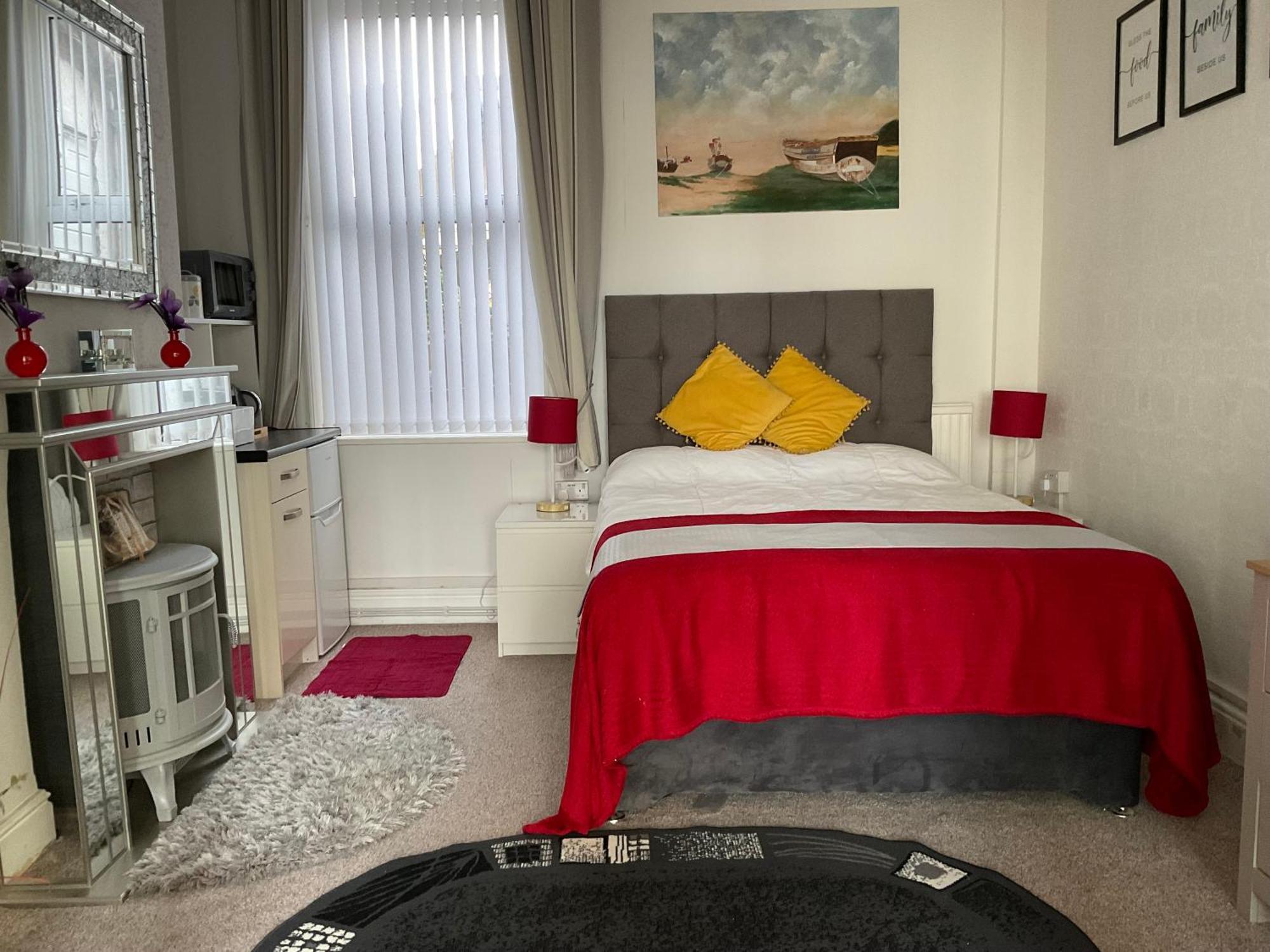 Victoria House - Self Catering Quiet Guesthouse - Adult Singles And Couples Only Blackpool Bagian luar foto