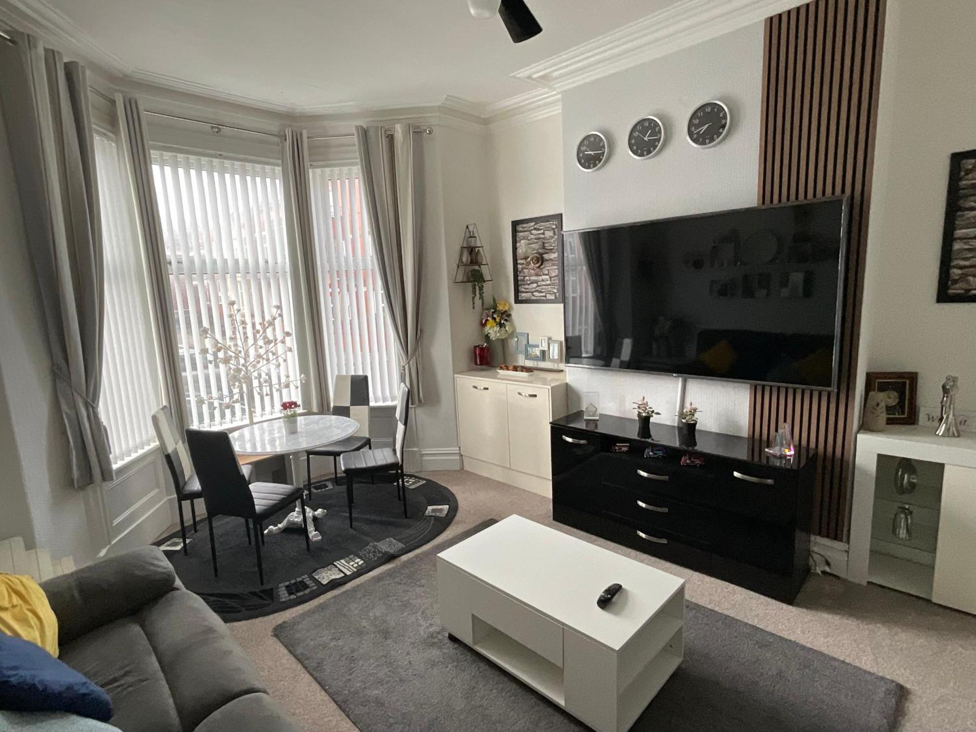 Victoria House - Self Catering Quiet Guesthouse - Adult Singles And Couples Only Blackpool Bagian luar foto