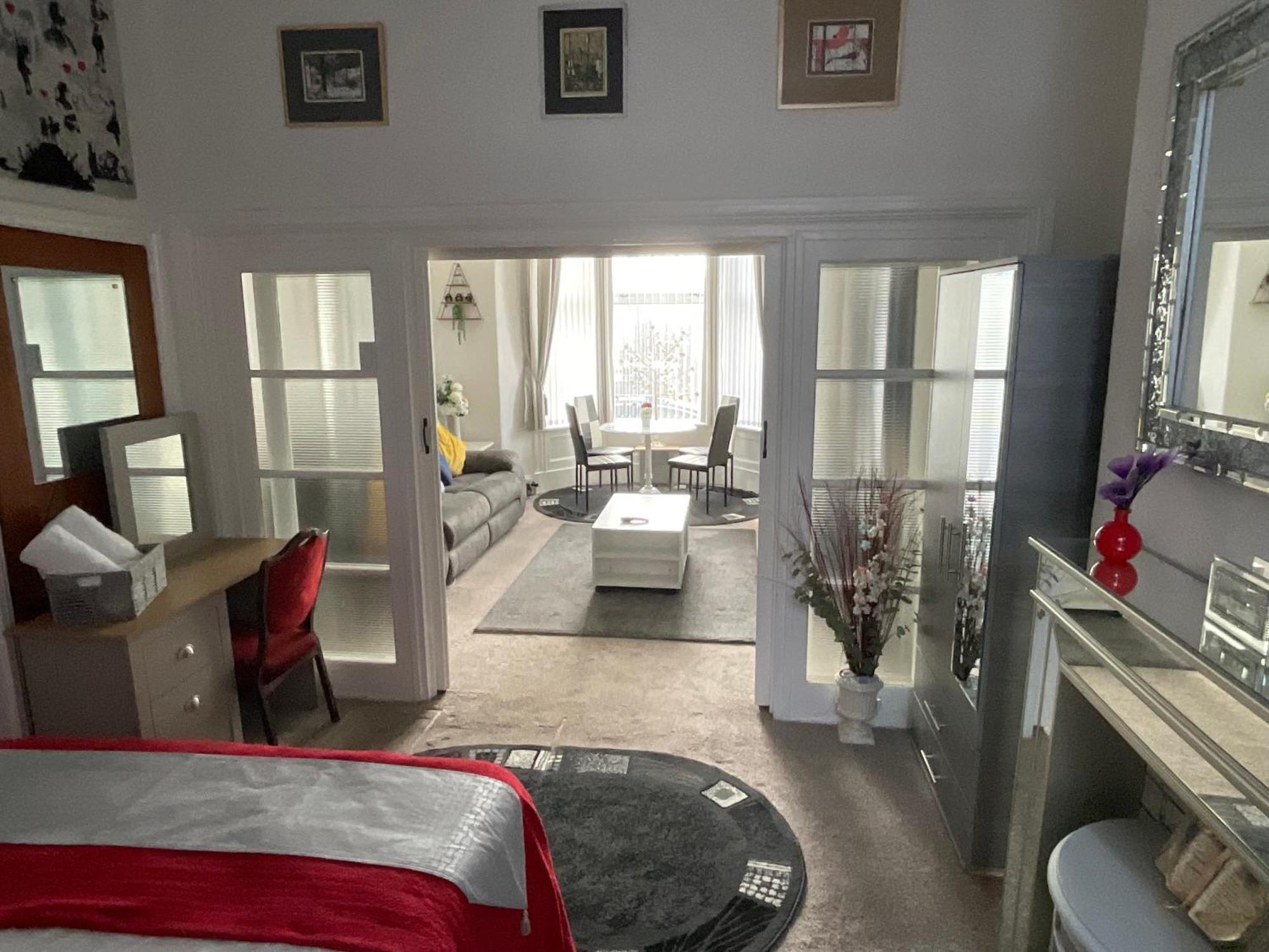 Victoria House - Self Catering Quiet Guesthouse - Adult Singles And Couples Only Blackpool Bagian luar foto