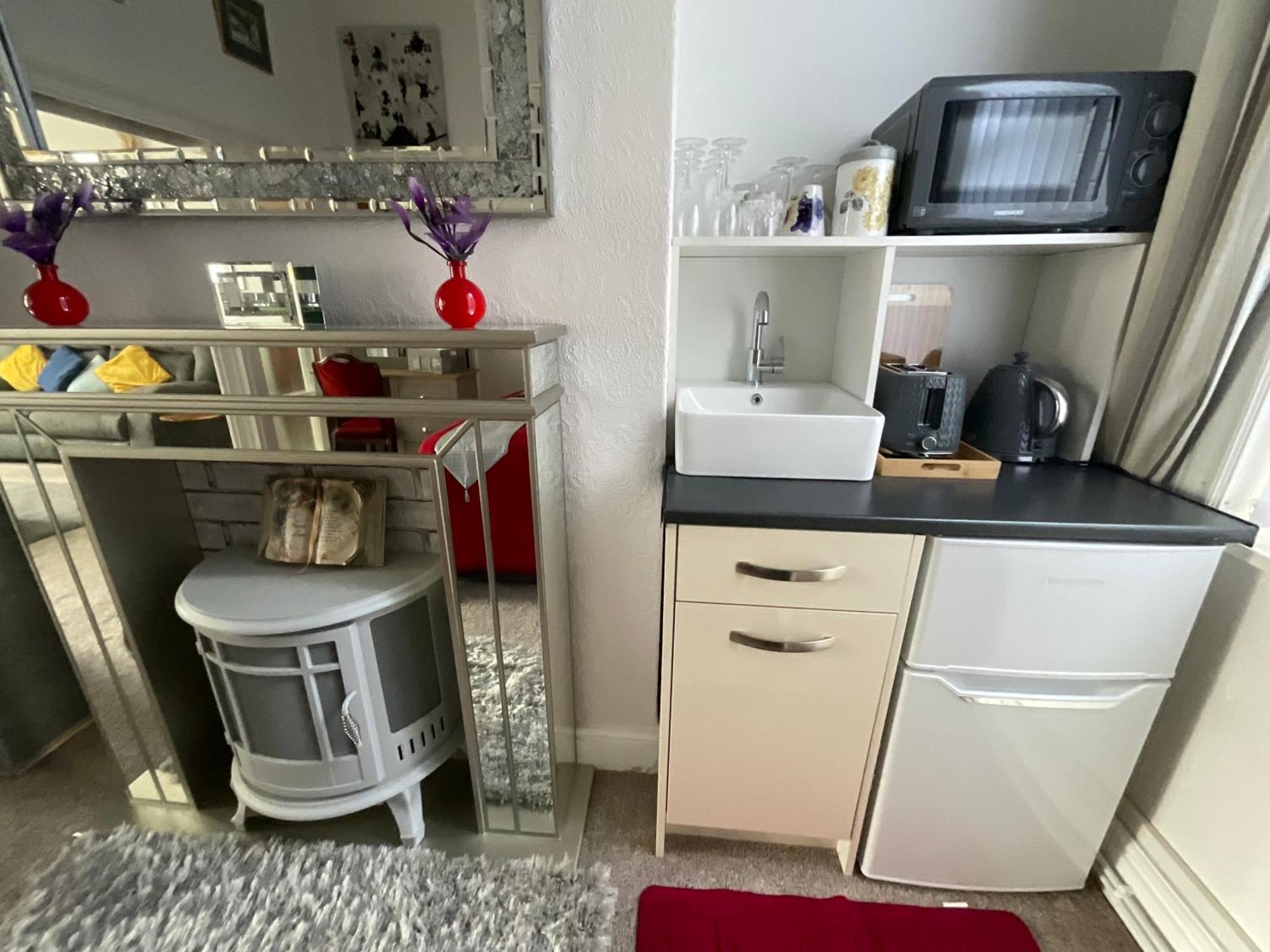 Victoria House - Self Catering Quiet Guesthouse - Adult Singles And Couples Only Blackpool Bagian luar foto