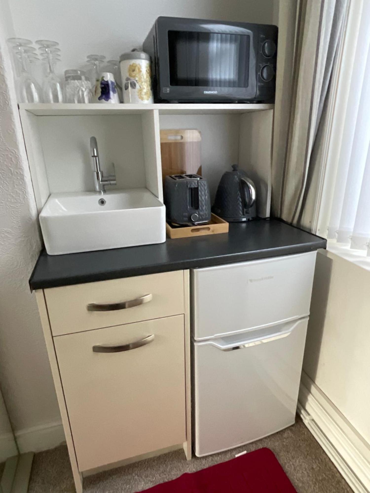 Victoria House - Self Catering Quiet Guesthouse - Adult Singles And Couples Only Blackpool Bagian luar foto