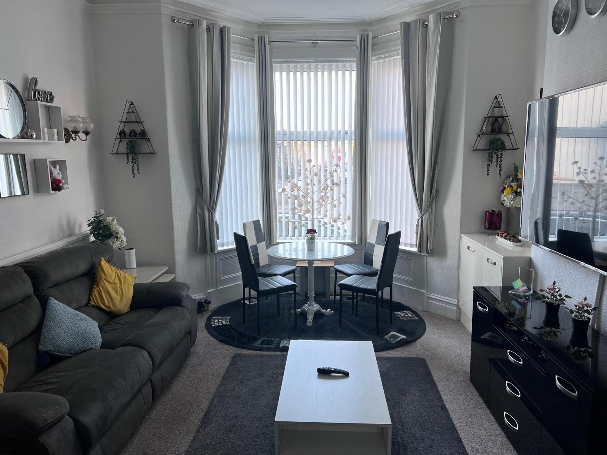 Victoria House - Self Catering Quiet Guesthouse - Adult Singles And Couples Only Blackpool Bagian luar foto
