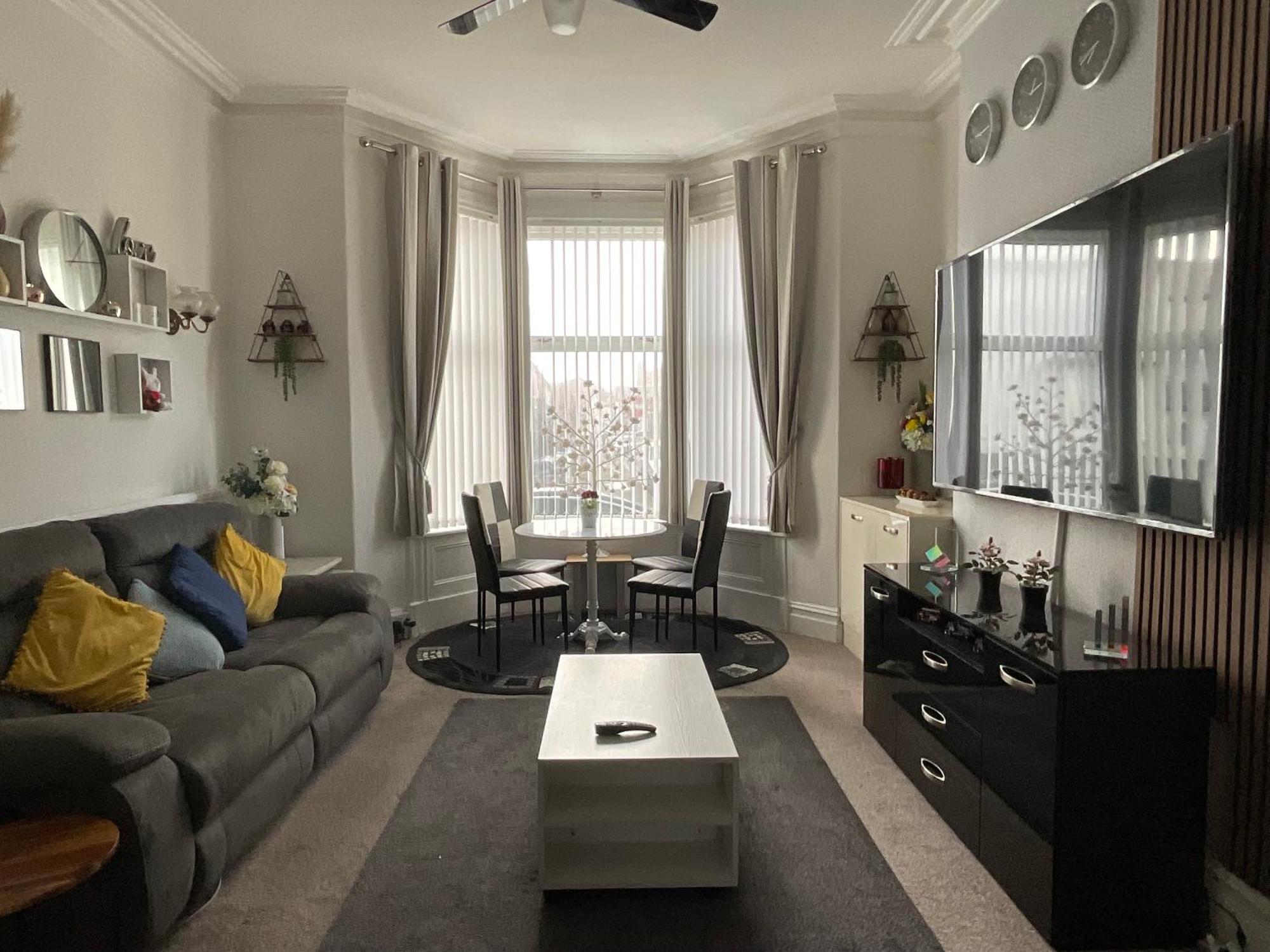 Victoria House - Self Catering Quiet Guesthouse - Adult Singles And Couples Only Blackpool Bagian luar foto
