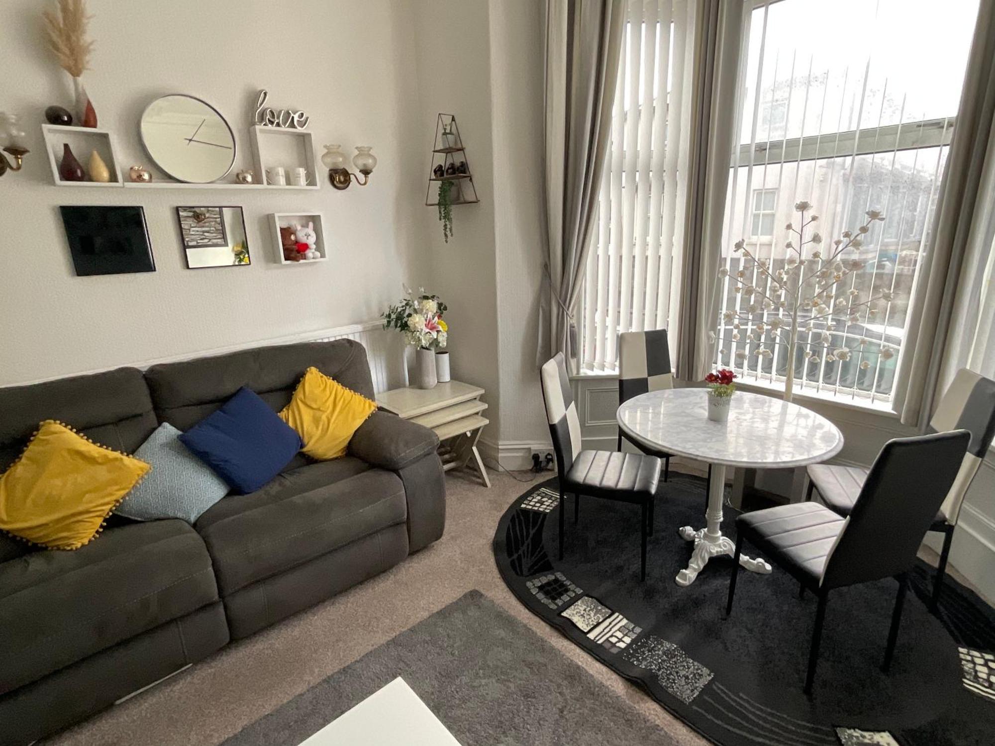 Victoria House - Self Catering Quiet Guesthouse - Adult Singles And Couples Only Blackpool Bagian luar foto