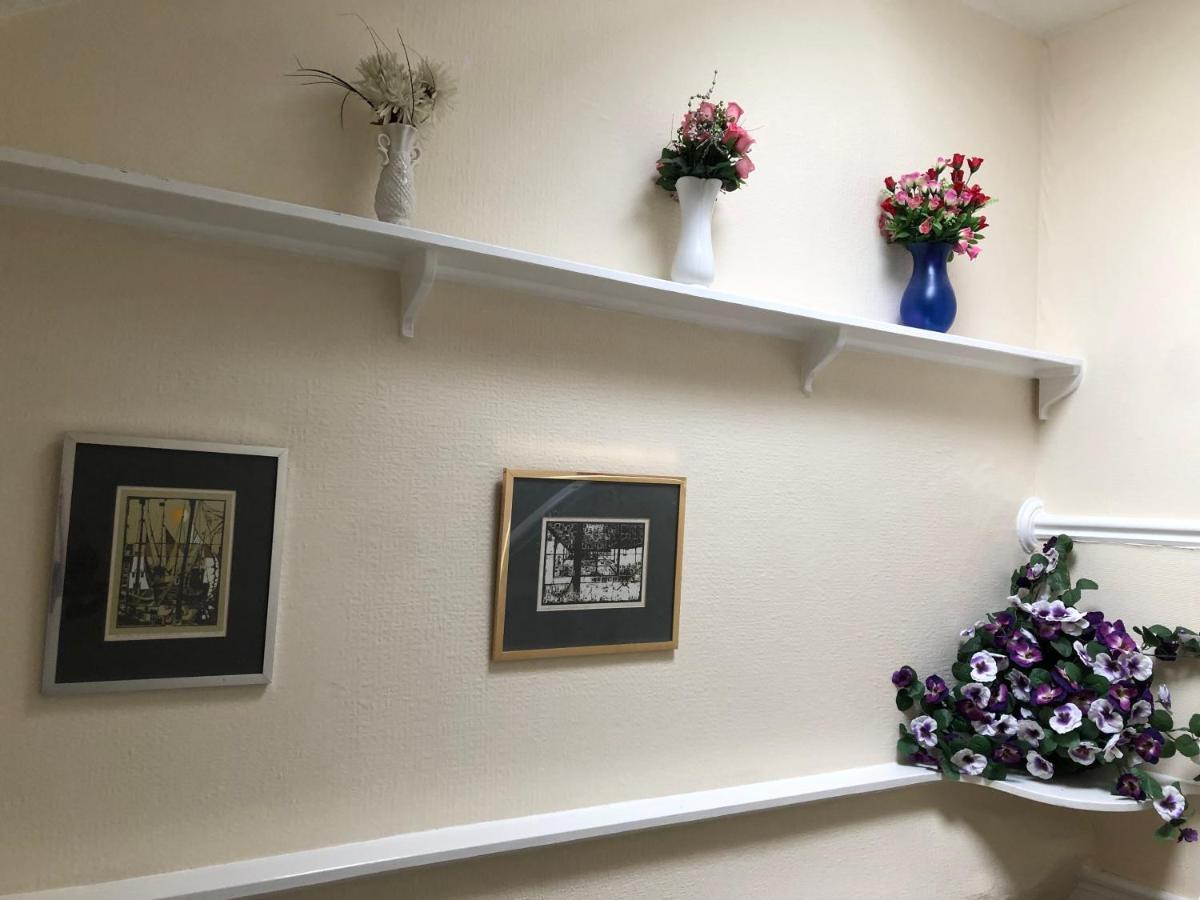 Victoria House - Self Catering Quiet Guesthouse - Adult Singles And Couples Only Blackpool Bagian luar foto