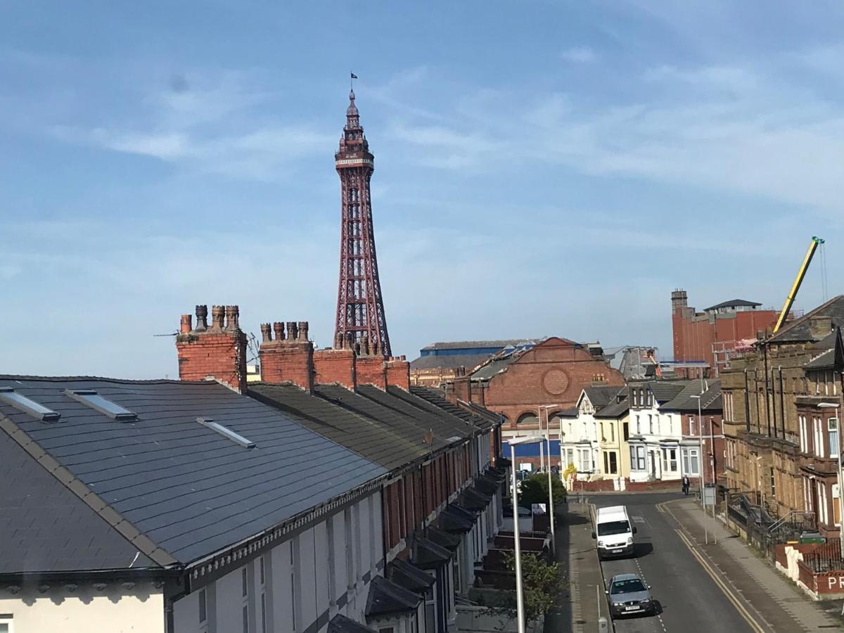 Victoria House - Self Catering Quiet Guesthouse - Adult Singles And Couples Only Blackpool Bagian luar foto