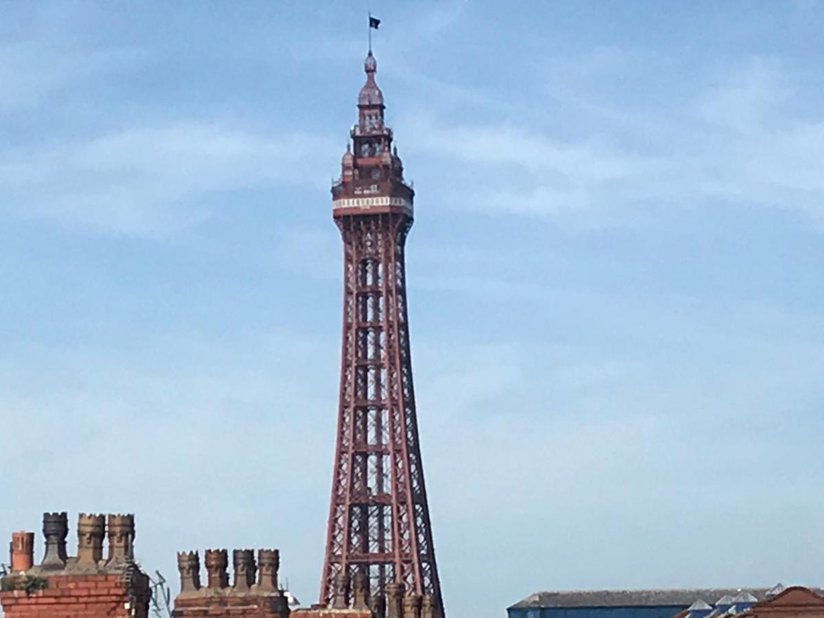 Victoria House - Self Catering Quiet Guesthouse - Adult Singles And Couples Only Blackpool Bagian luar foto
