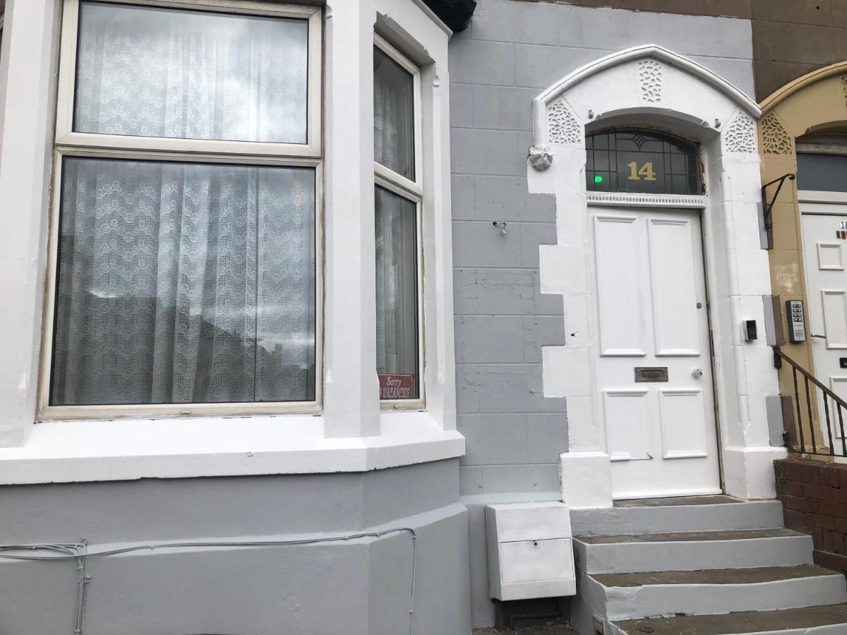 Victoria House - Self Catering Quiet Guesthouse - Adult Singles And Couples Only Blackpool Bagian luar foto